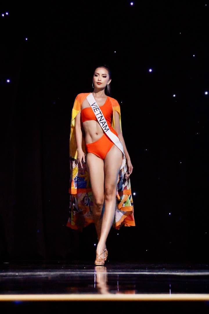 Phần cơ bụng của Ngọc Châu khi đi thi 'Miss Universe 2022' cũng từng bị fan bàn tán xôn xao vì nhìn 'không thật'.