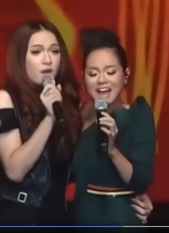 Hương Giang bị 'đào' lại clip song ca cùng Hoàng Quyên 10 năm trước khi thi 'Việt Nam Idol'.