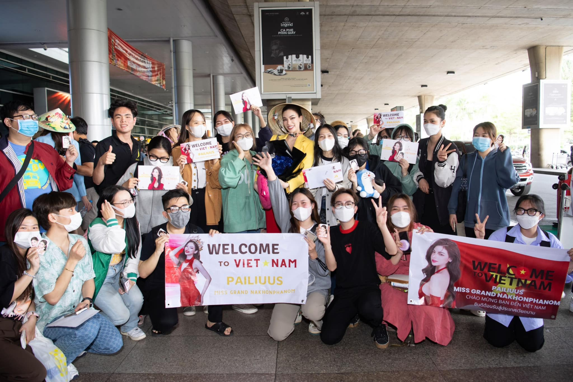 Lượng fan 'có hạn' đến sân bay đón đoàn Hoa hậu Thái Lan chiều hôm qua.