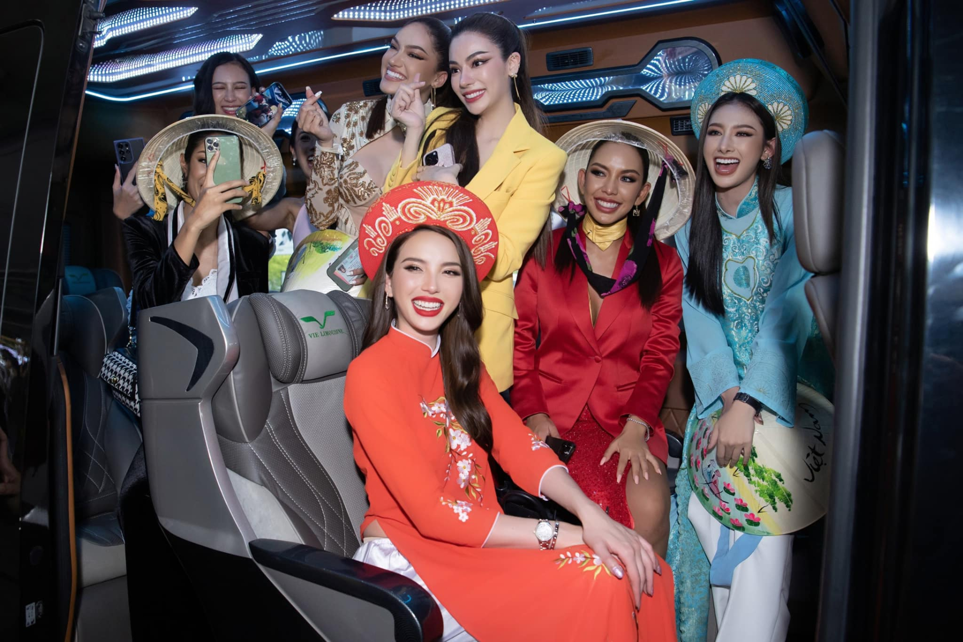 8 nàng hậu cấp tỉnh của Thái Lan diện áo dài nền nã tương tác nhiệt tình với fan Việt.