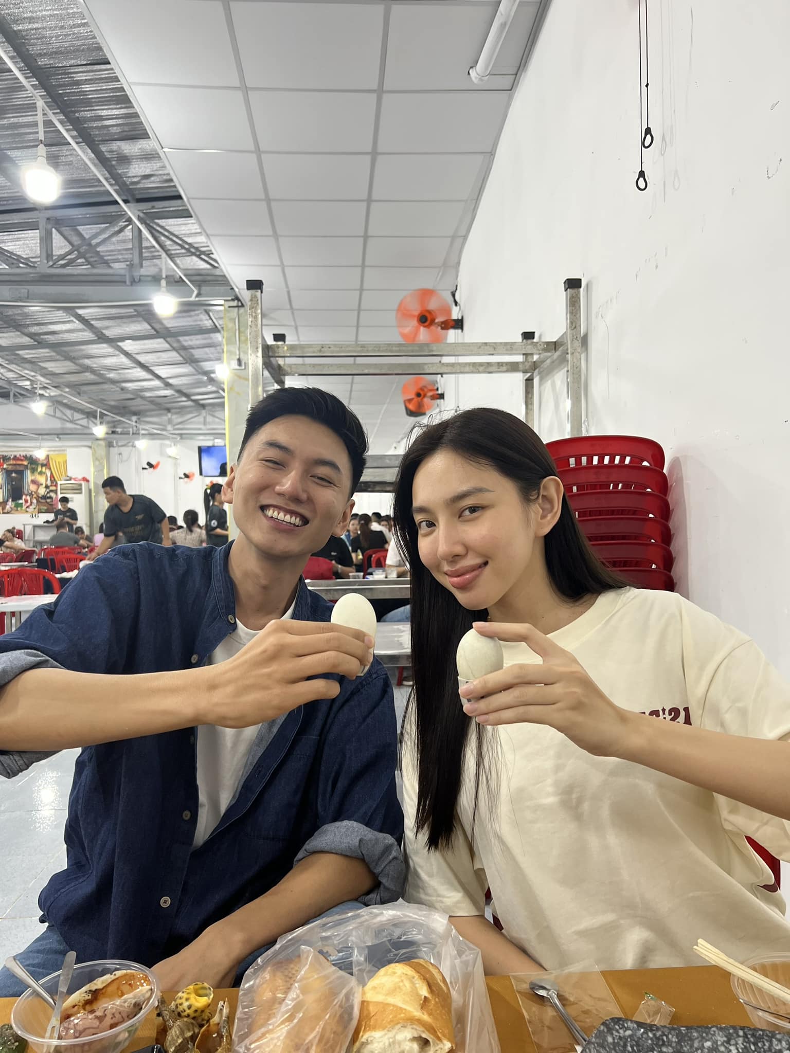 Hoa hậu Thùy Tiên và Vlogger Khoai Lang Thang gặp gỡ lần đầu tiên tại quán trứng vịt lộn.