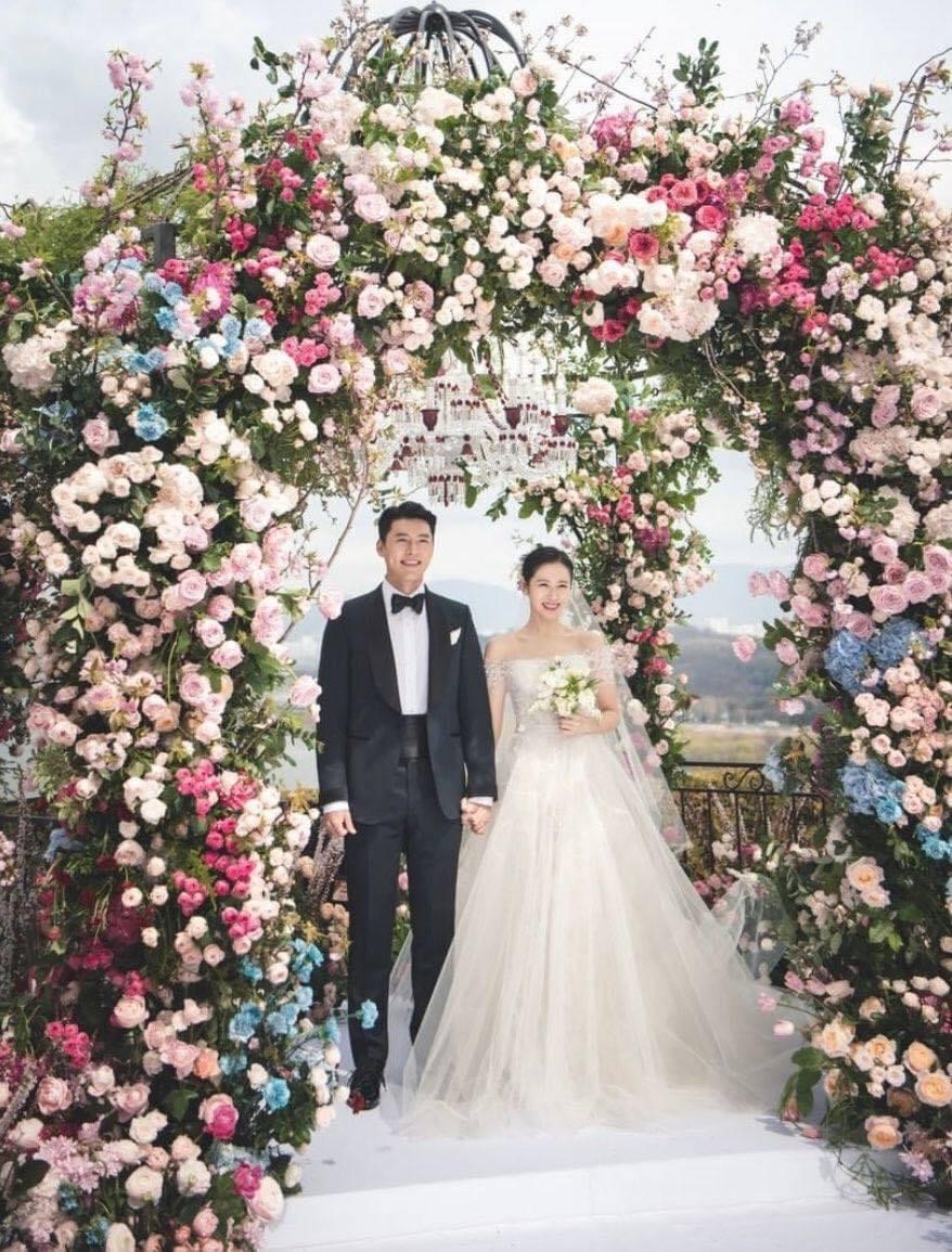 Giữa không gian cổ tích ngập tràn hoa tươi, cặp đôi vàng xứ sở Kim chi nên duyên vợ chồng trong sự chúc phúc của tất cả mọi người.