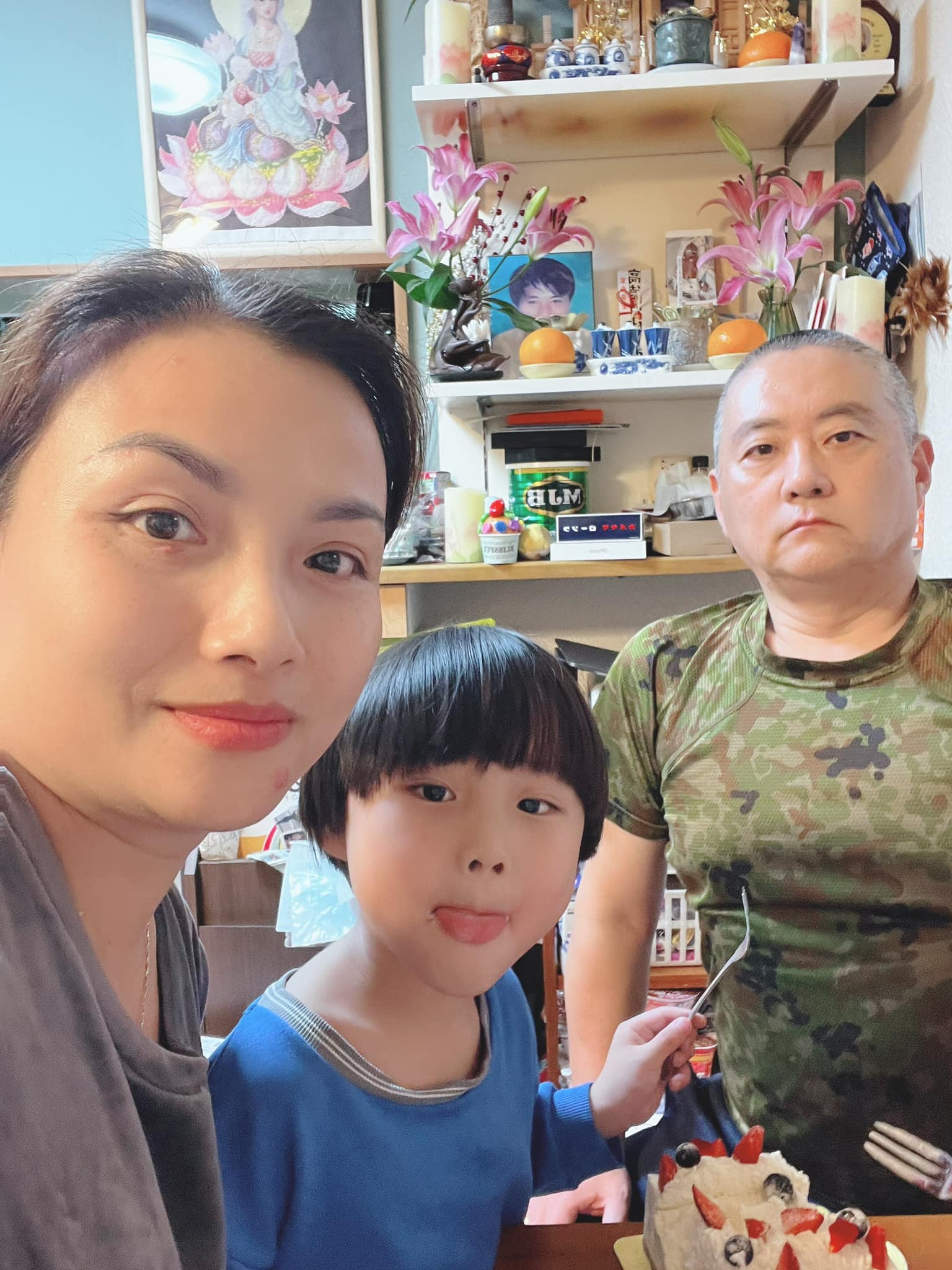 Quỳnh Trần JP mừng sinh nhật ông xã người Nhật cùng con trai cưng. Ảnh: FBNV