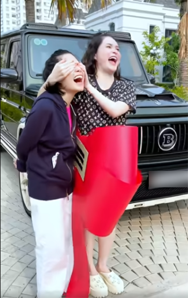Đoàn Di Băng tặng siêu xe cho em gái sau khi hay tin em gặp chuyện buồn. Ảnh: Chụp màn hình