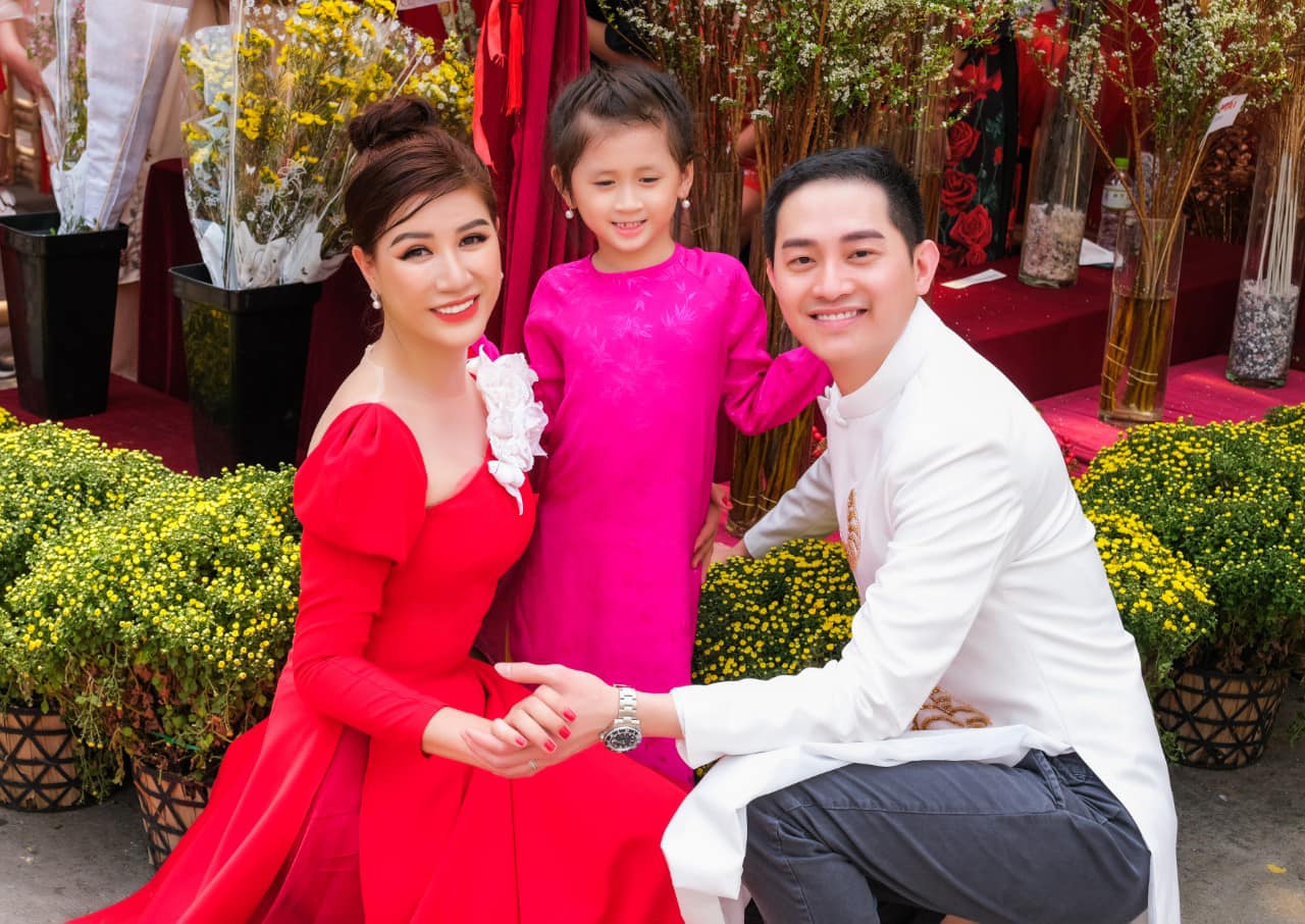 Tổ ấm hạnh phúc của cựu người mẫu Trang Trần bên chồng và con gái. Ảnh: FBNV