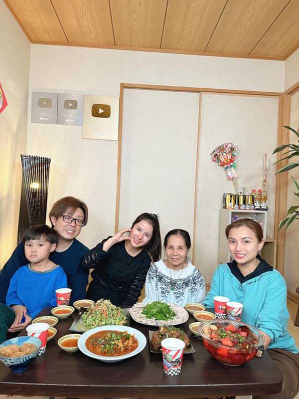 Vợ chồng Đức Nhân hội ngộ mẹ con Quỳnh Trần JP tại Nhật Bản. Ảnh: FBNV