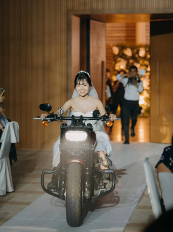 Cô dâu rạng rỡ trong ngày cưới, cưỡi xe mô tô vào lễ đường dưới sự chứng kiến của mọi người. Ảnh: Sưu tầm