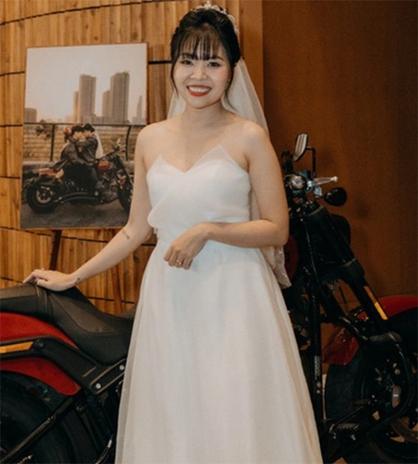 Cô dâu Bảo Trân bên chiếc mô tô phân khối lớn có giá 750 triệu đồng. Ảnh: Sưu tầm