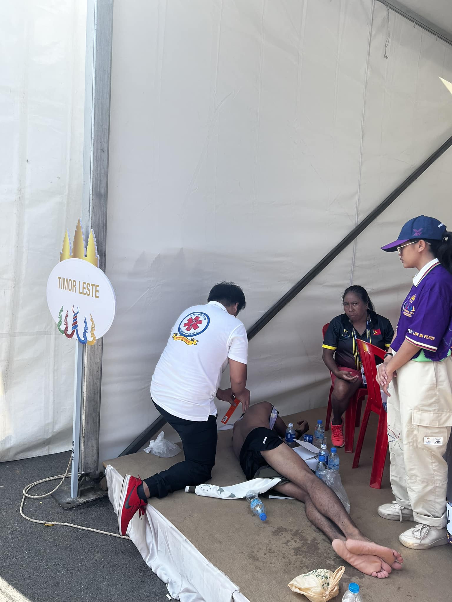 VĐV marathon Timor Leste ngất xỉu trong lều sau khi cán đích ở vị trí thứ 8. Ảnh: FBNV