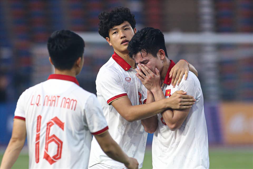 U22 Việt Nam bật khóc khi để thua cay đắng trước U22 Indonesia trong trận Bán kết môn bóng đá nam tại SEA Games 32. Ảnh: Sưu tầm