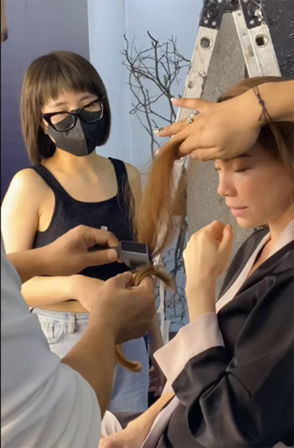 Hồ Ngọc Hà hy sinh cắt tóc mái để có được kiểu tóc đẹp nhất khi lên hình. Ảnh: FBNV
