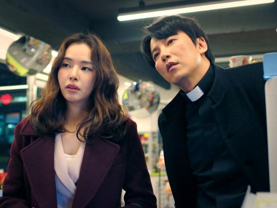 Vào vai công tố viên Park Kyung Sun đồng hành cùng chàng nam chính, Lee Ha Ne đã xuất sắc khắc họa một bóng hồng vừa đáng yêu lại vừa “đáng sợ”