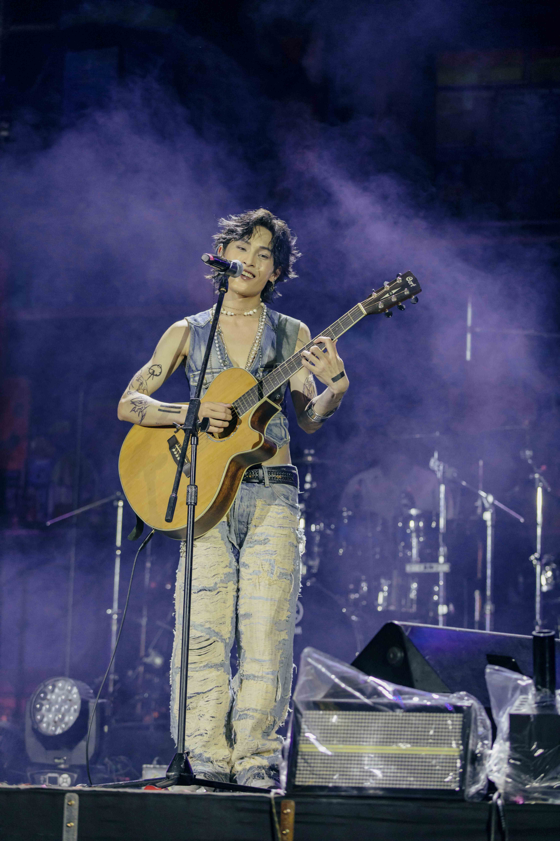 Cũng trong cuối tuần qua, anh chàng đã mang hình ảnh này lên sân khấu của một lễ hội âm nhạc tại TP.Hồ Chí Minh và lần đầu tiên trình diễn ca khúc comeback của mình trước ngày chính thức lên sóng.