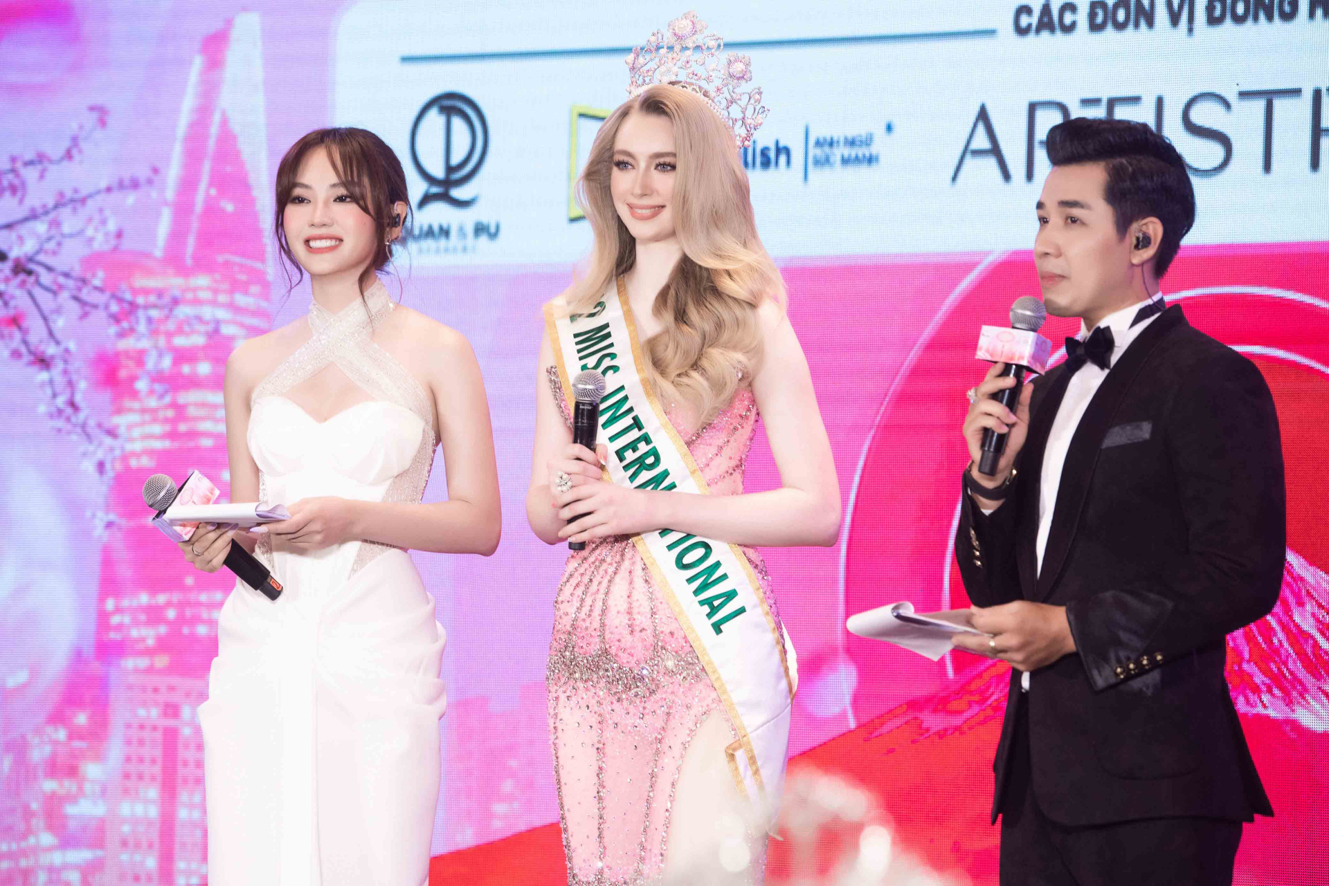 Xuất hiện tại họp báo còn có Hoa hậu Mai Phương đảm nhận vai trò là MC song ngữ dẫn dắt sự kiện.