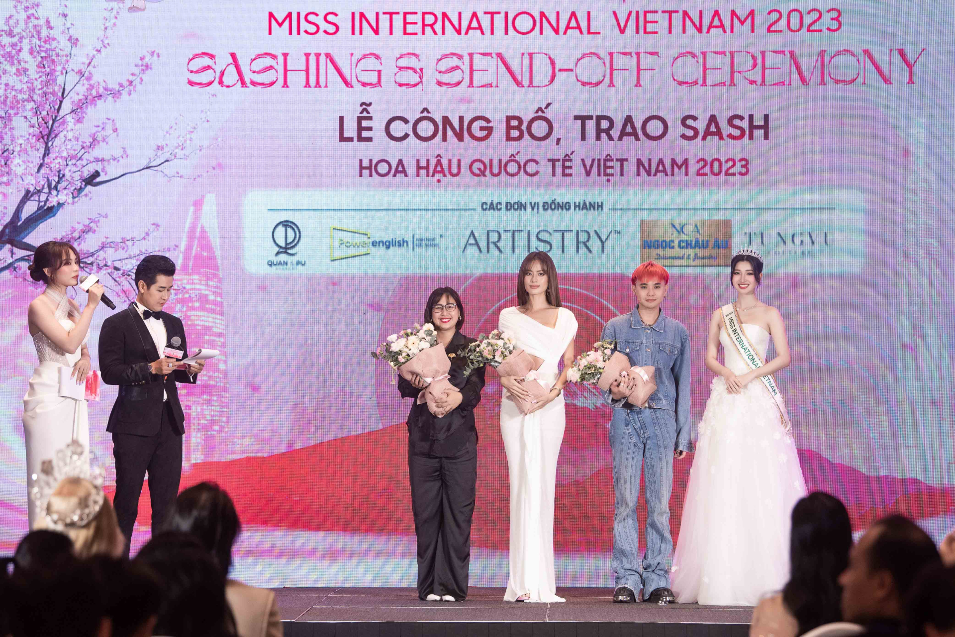 Bên cạnh đó, sự tự tin và quyền lực đến từ vị trí Hoa hậu đã giúp Mai Phương điều hướng chương trình một cách chuyên nghiệp và nhất quán, chứng tỏ mình là một nàng hậu đa tài.