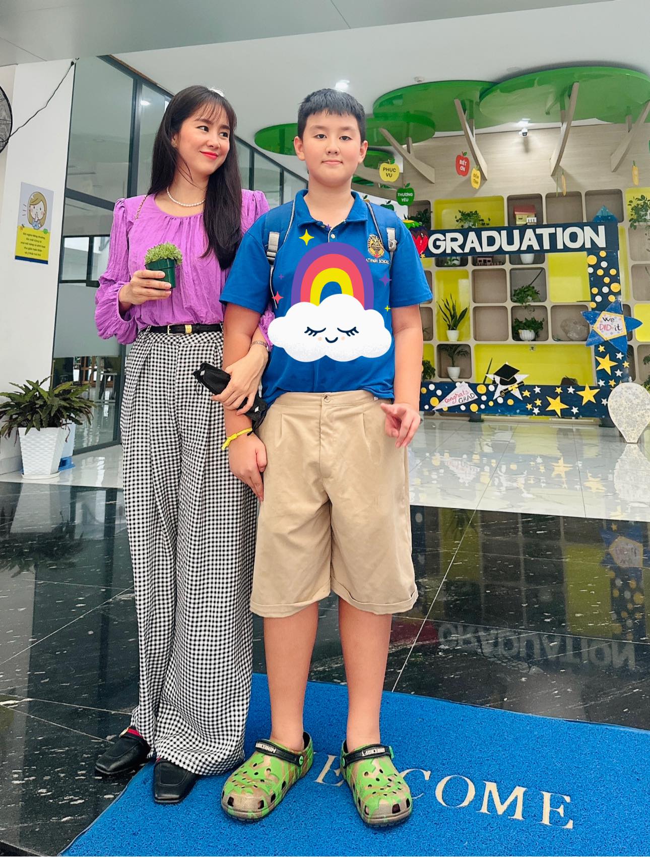 Lê Phương và con trai Cà Pháo trong ngày lễ Tốt nghiệp Tiểu học. Ảnh: FBNV