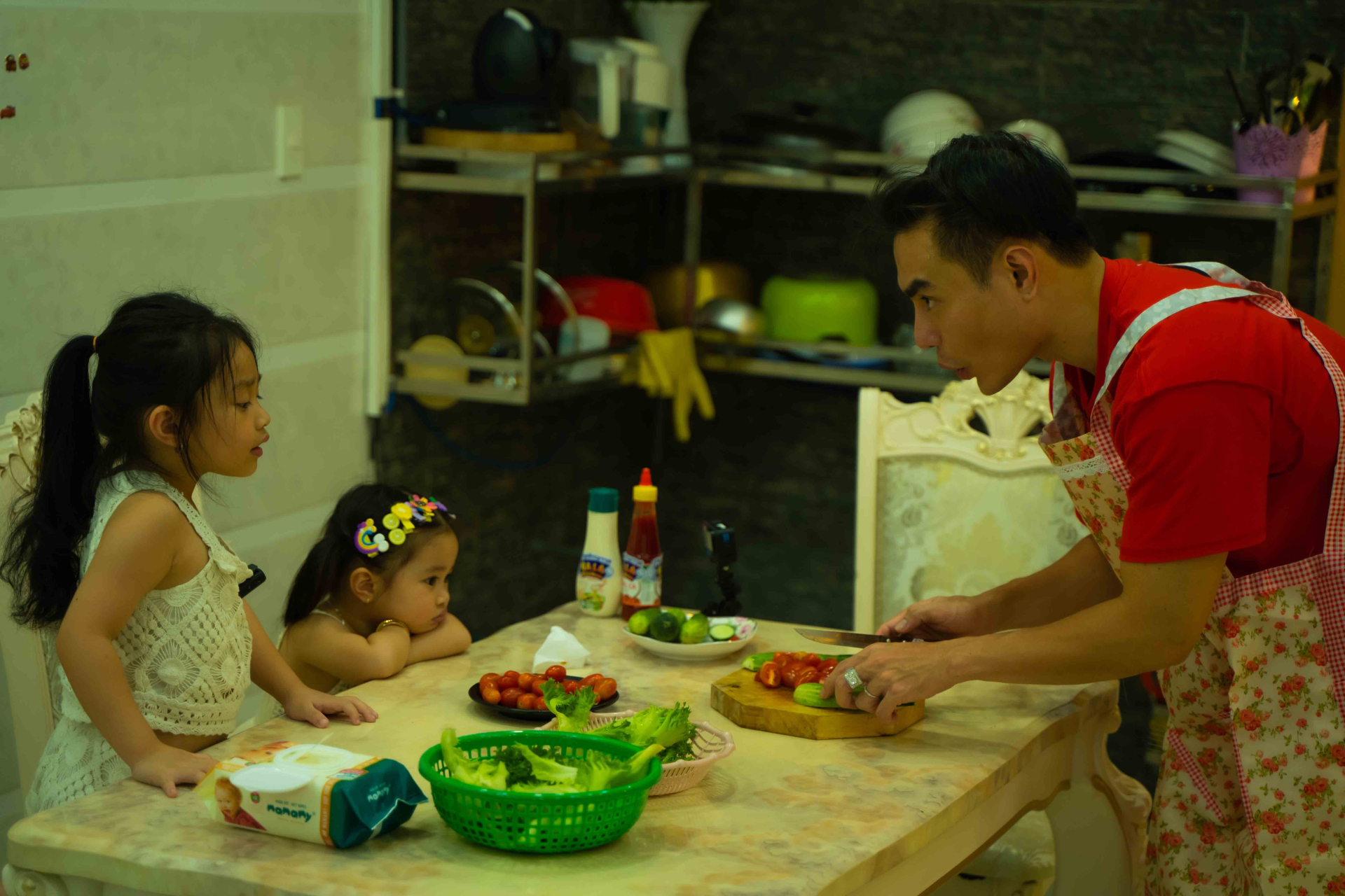 Không khí trong gia đình Lê Dương Bảo Lâm lúc nào cũng rộn ràng với nhiều trò chơi và những tương tác thú vị giữa nam diễn viên và các con.