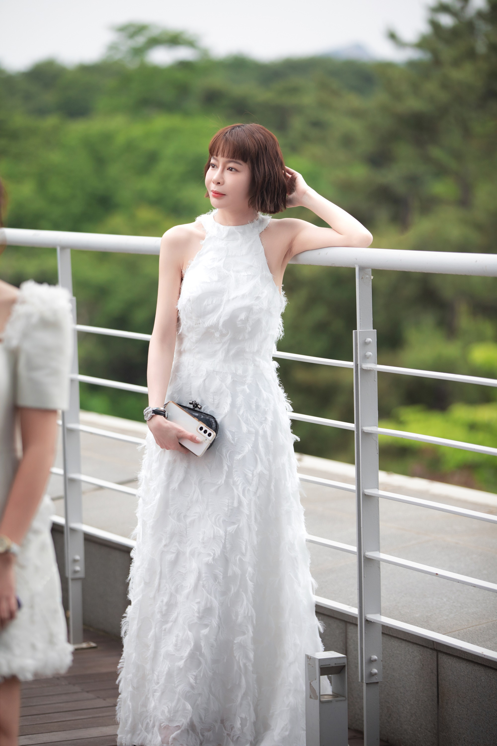 Bộ trang phục màu trắng muốt giúp tôn làn da mịn màng của Hoa hậu Hải Dương.