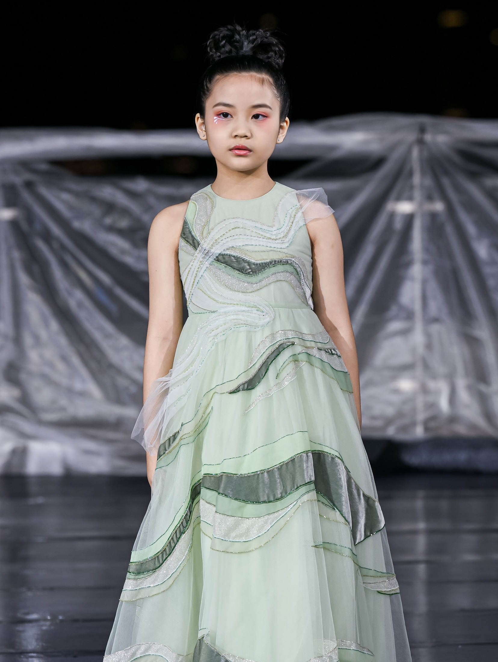 An Cát Diệp tham gia trình diễn cho một thương hiệu thời trang đến từ Trung Quốc với bộ sưu tập mang tên “Giấc mơ trở lại con đường tơ lụa”.
