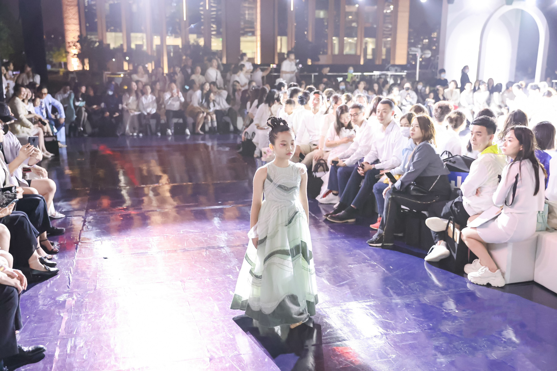 Sự xuất hiện của mẫu nhí Việt Nam tại Shanghai Customization Week đã nhận được sự quan tâm của đông đảo khán giả.