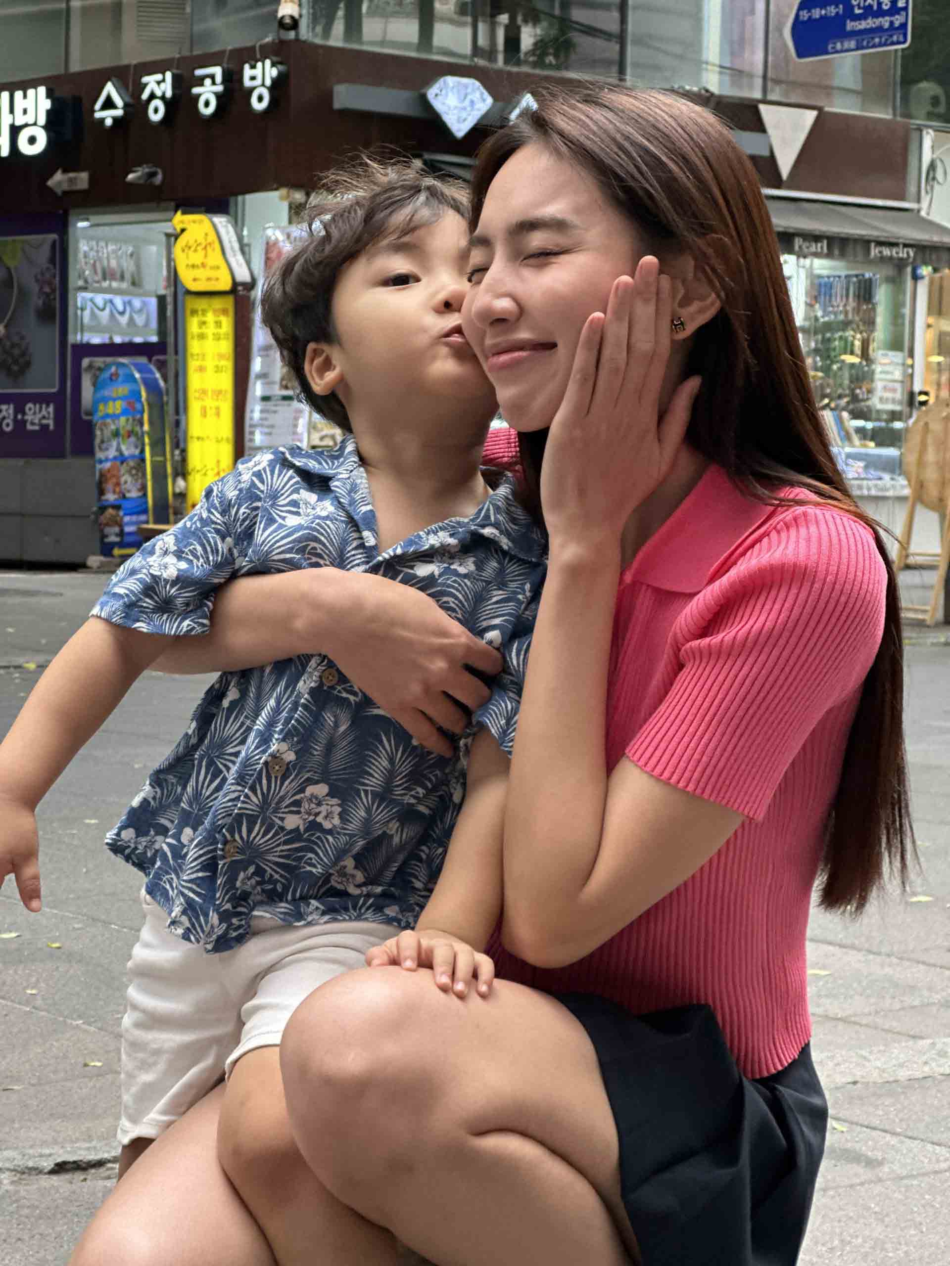 Cũng mới đây, Thùy Tiên tiếp tục trở thành tâm điểm quan tâm của cộng đồng mạng khi chia sẻ hình ảnh bên bé Bo – con trai của Hòa Minzy.