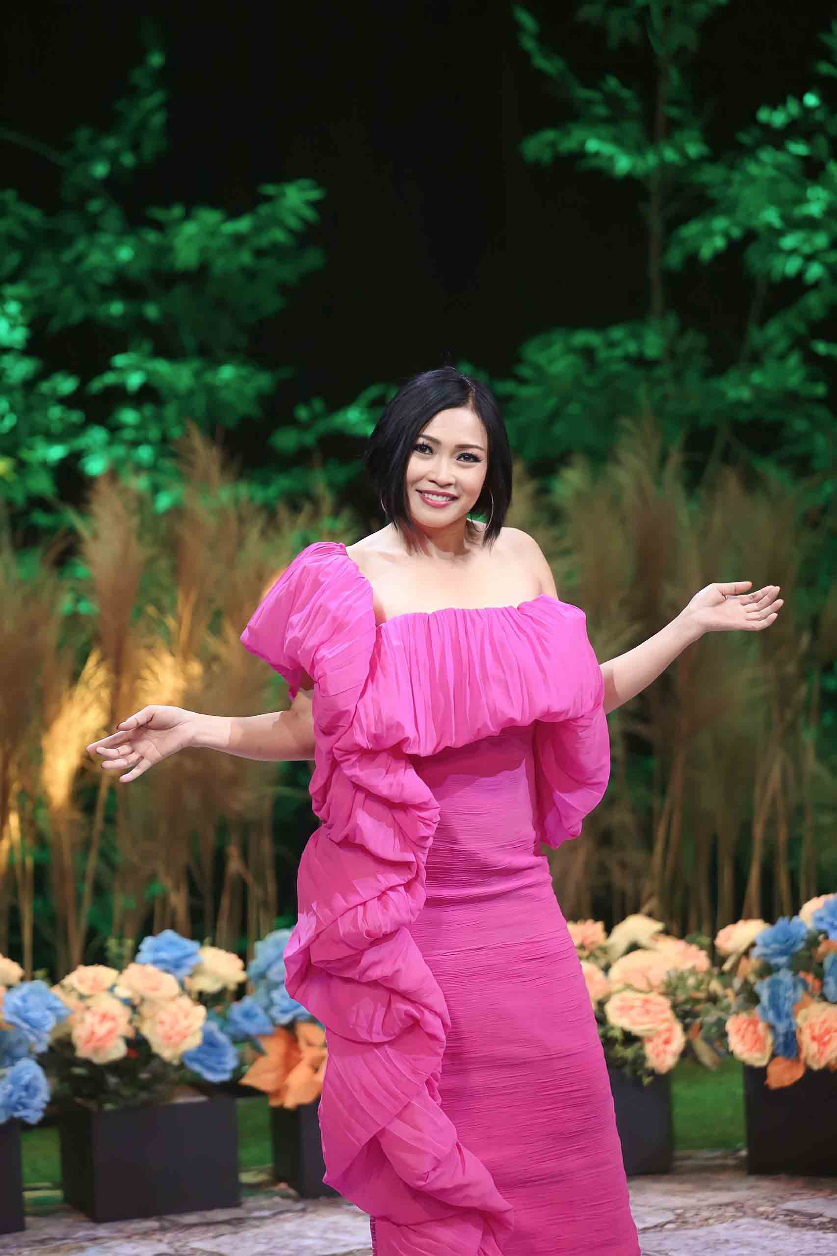 Là nữ ca sĩ khách mời duy nhất trong đợt ghi hình đầu tiên, ca sĩ Phương Thanh không giấu được sự thích thú khi mình trở thành “bông hoa” đẹp trong một “vườn” trai đẹp, tài năng, danh tiếng.