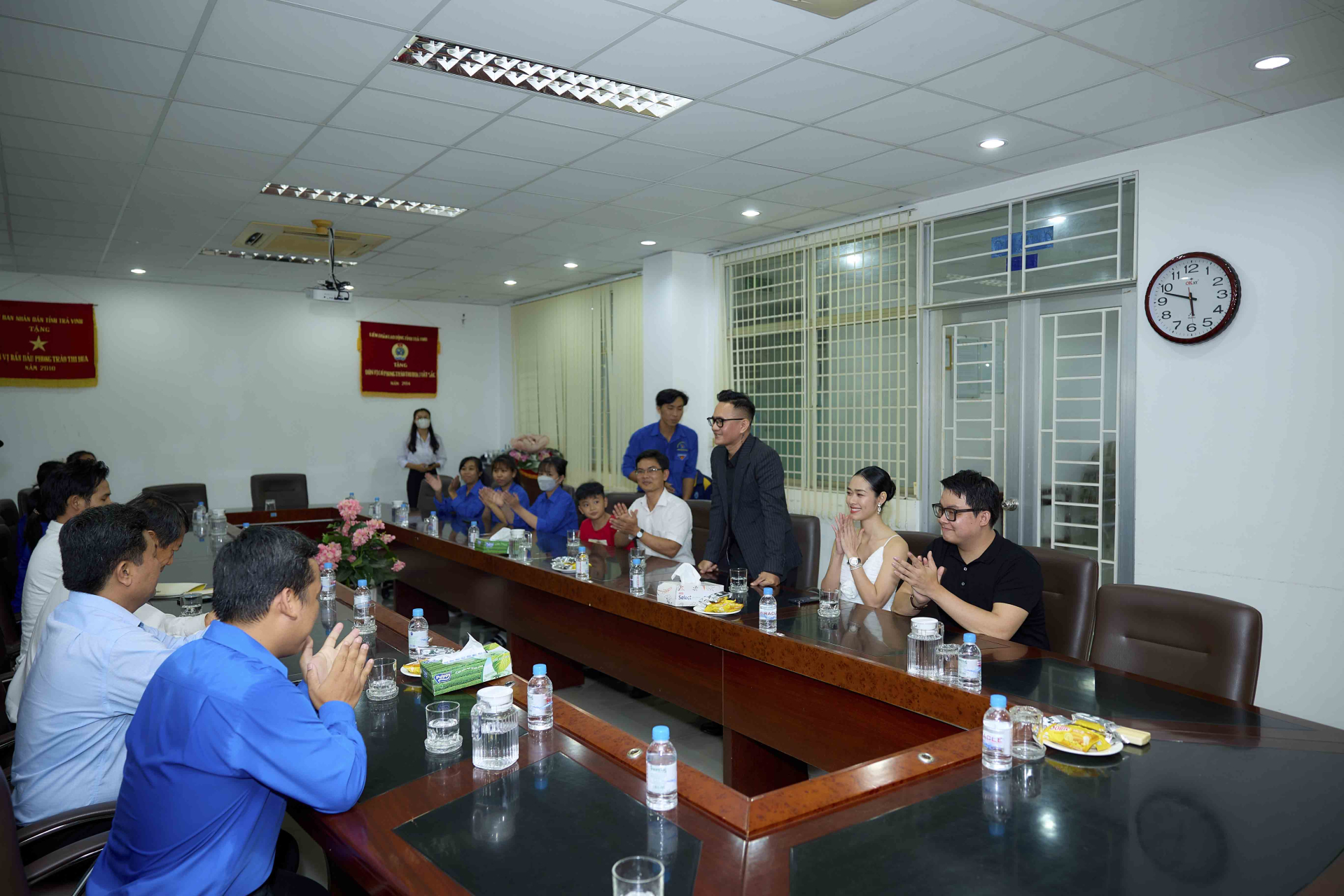 Ban lãnh đạo trường Đại học Trà Vinh có buổi tiếp chuyện các diễn viên Diệp Bảo Ngọc, Thanh Thức, Huỳnh Thi