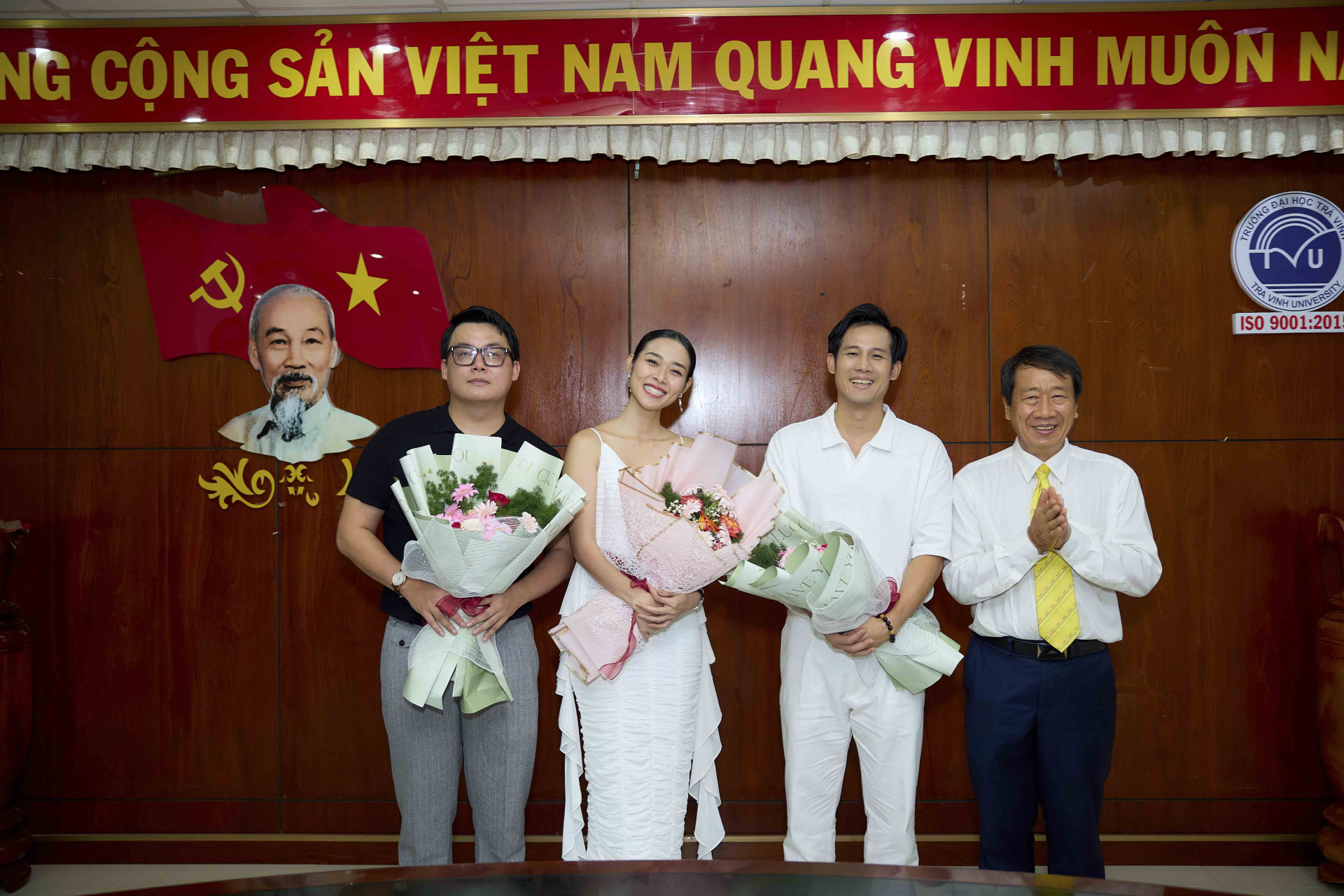 Diệp Bảo Ngọc, Thanh Thức, Huỳnh Thi được Ban lãnh đạo trường Đại học Trà Vinh tặng hoa