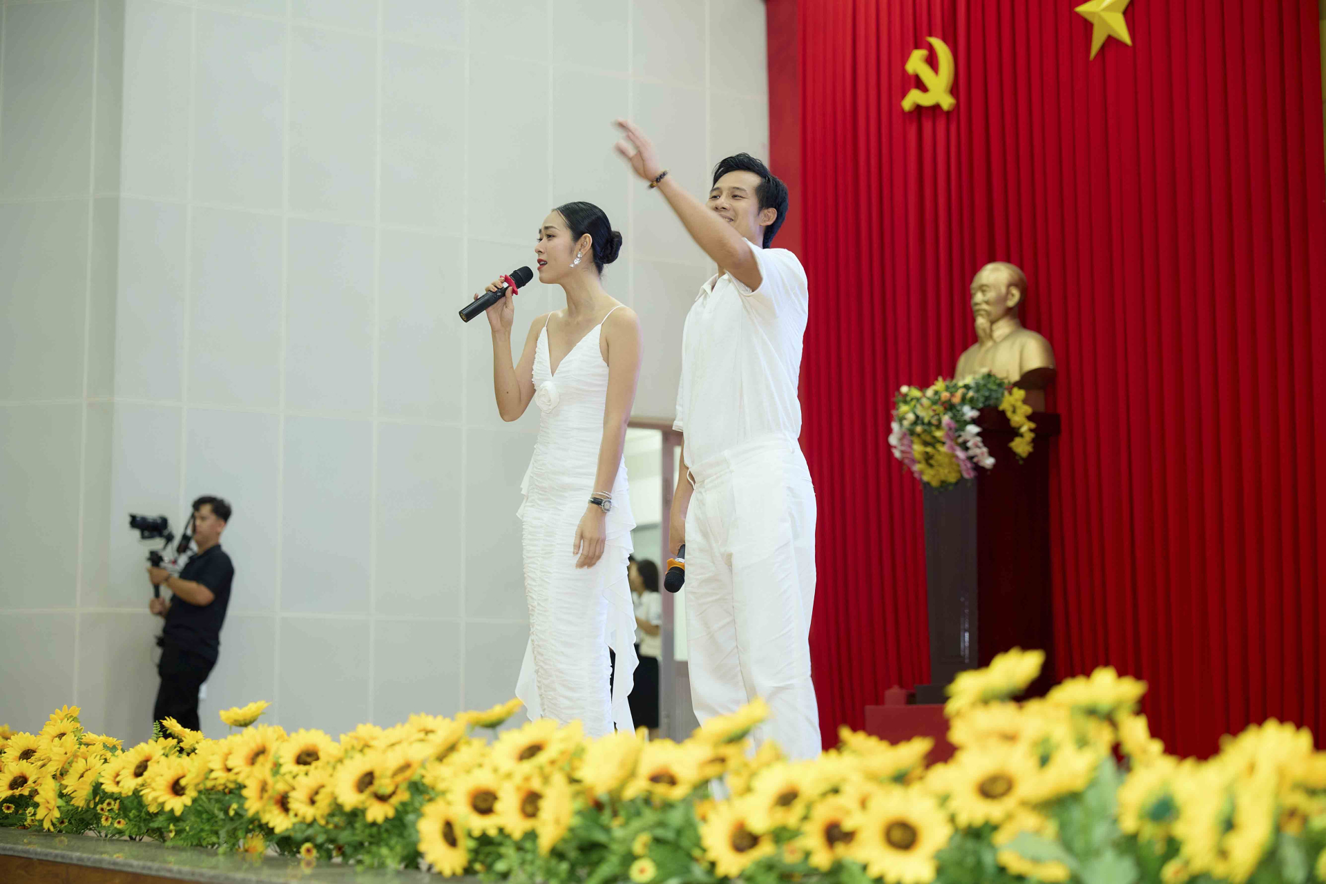Bắt đầu chương trình, Diệp Bảo Ngọc xuất hiện khiến cả khán phòng nổ tung, nữ diễn viên thể hiện ca khúc Chung Đôi.