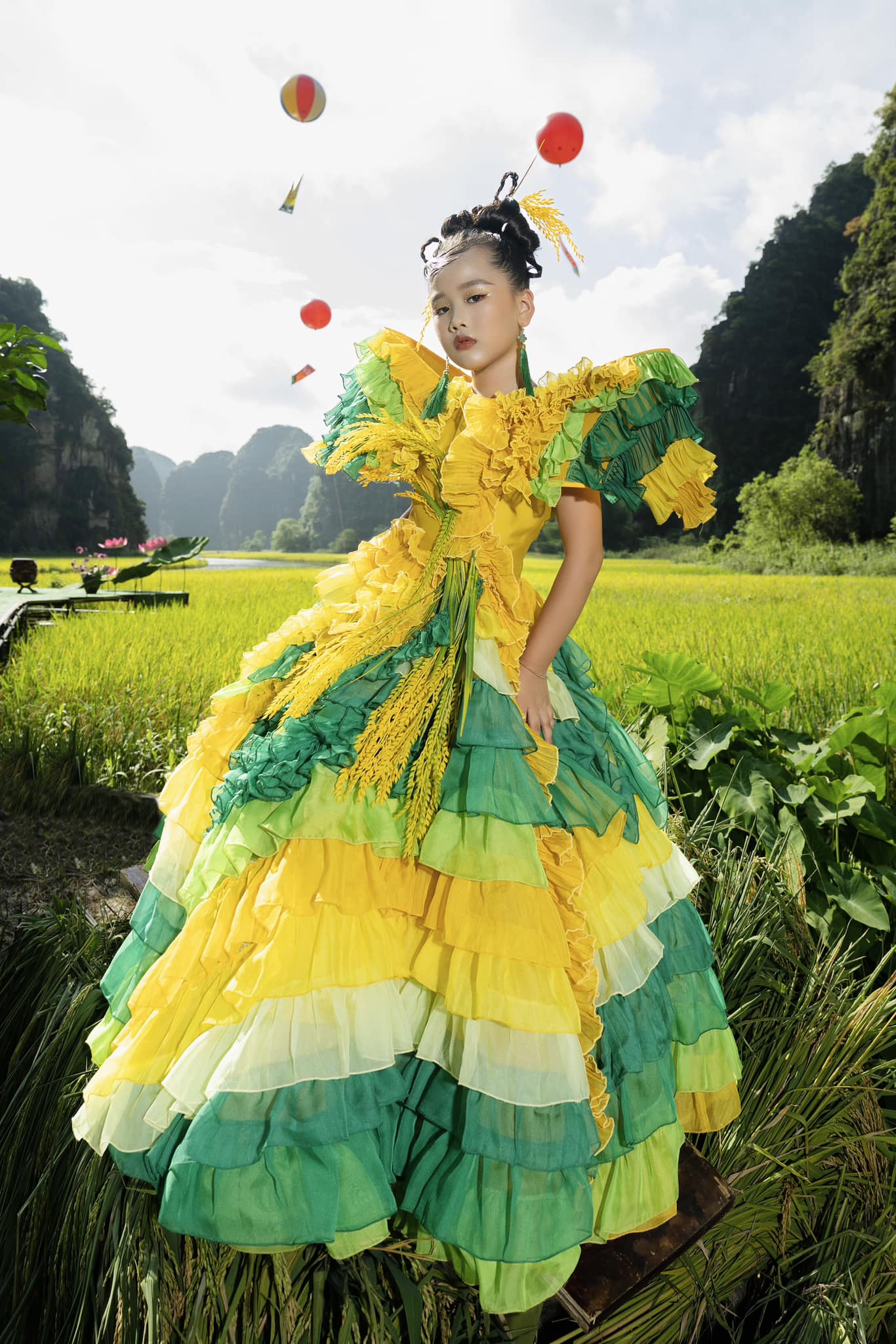 Chiếc váy xòe bồng bềnh và sàn diễn thực cảnh không làm khó được cô nàng mẫu nhí Bắc Ninh.