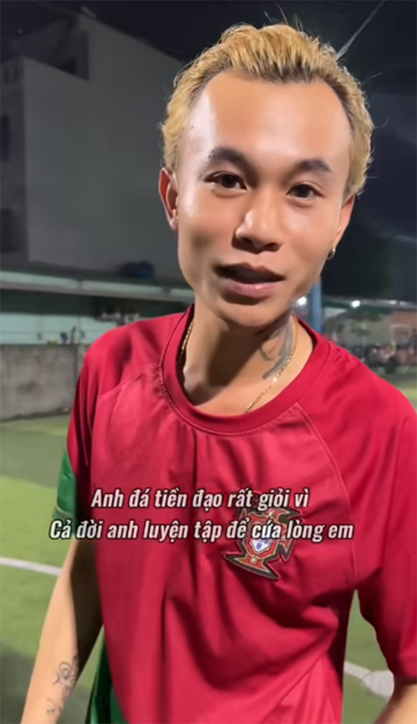 Chàng trai được mệnh danh là 'Binzet Bình Dương' đang khiến netizen Việt cười xỉu vì màn thả thính bằng thơ. Ảnh: Chụp màn hình