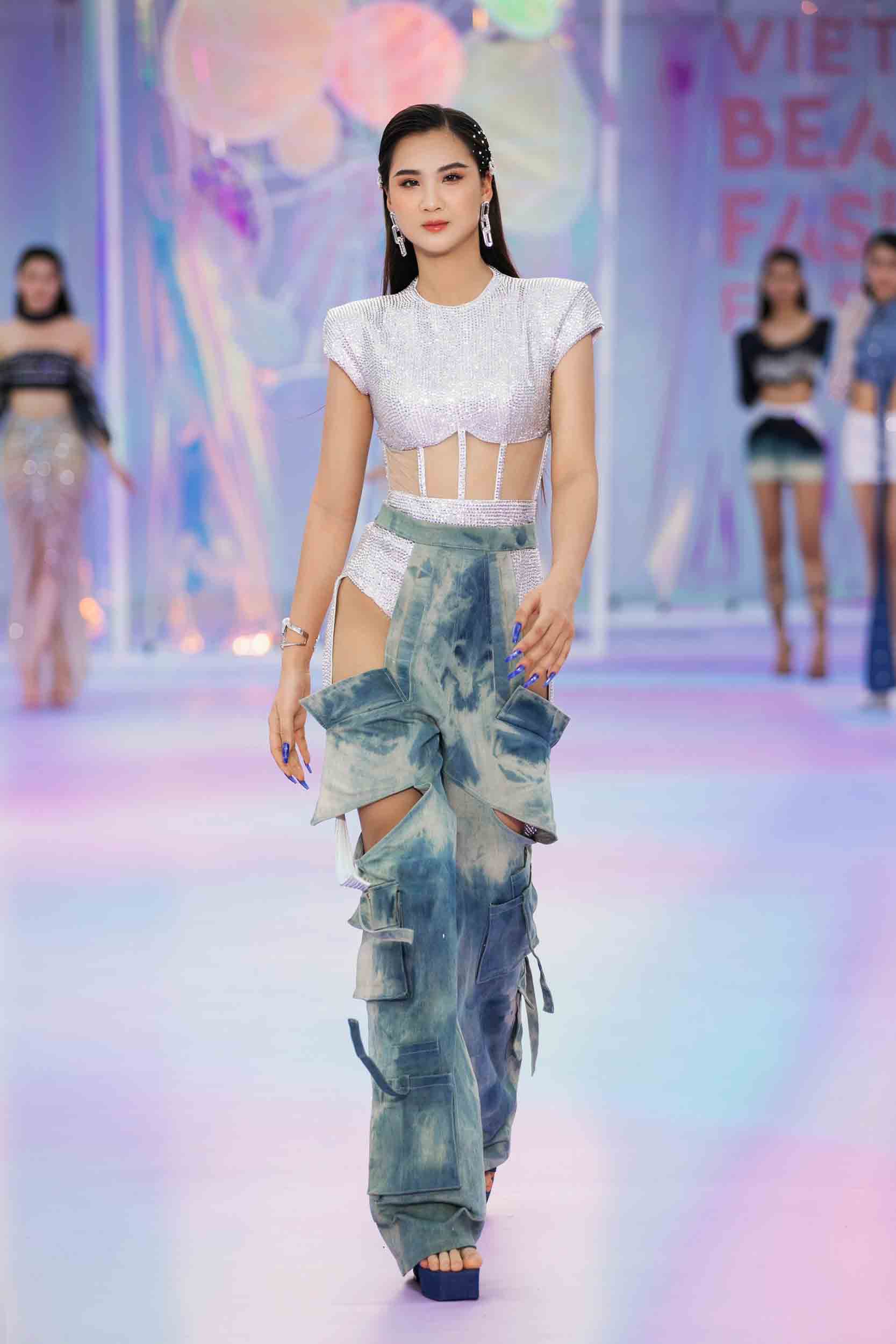 Miss World Vietnam là sân chơi nhan sắc nhằm giúp các thí sinh có dịp thể hiện trọn vẹn kỹ năng trình diễn catwalk của mình