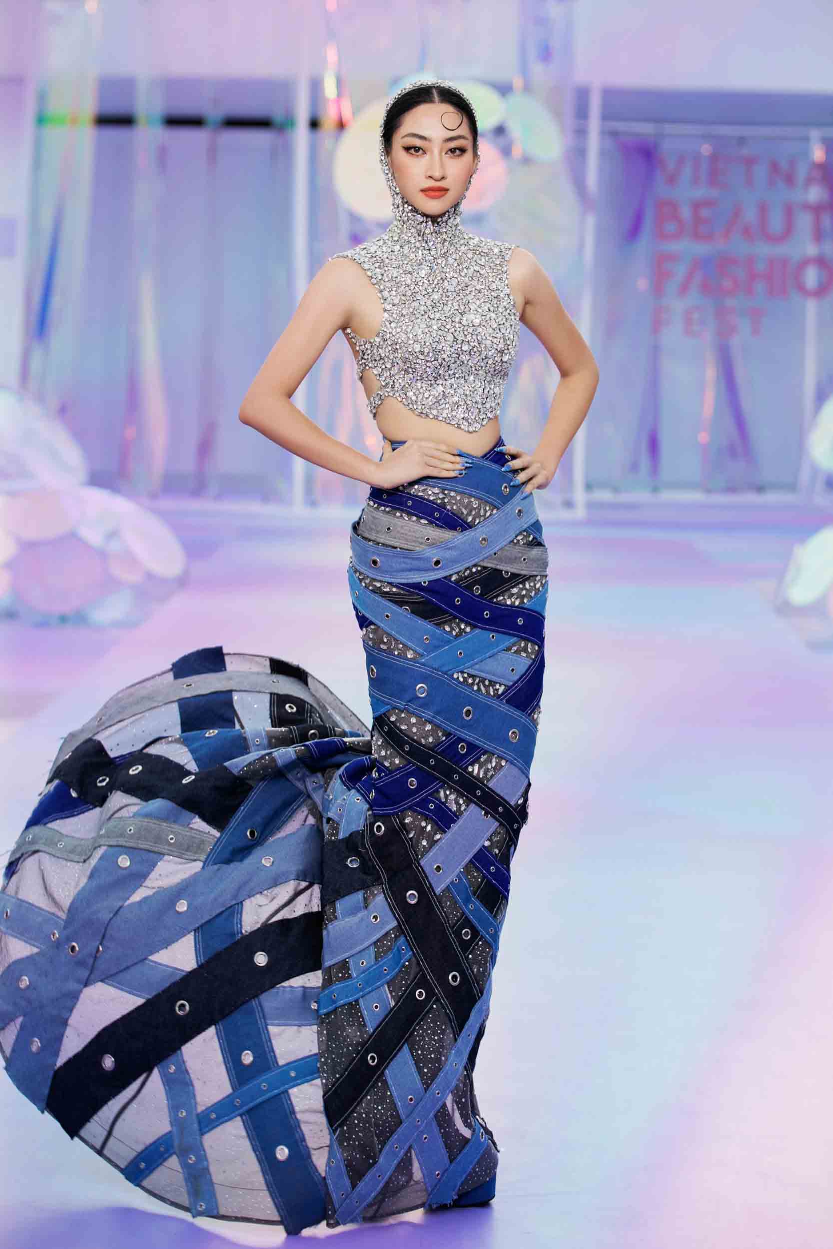 Hoa hậu Lương Thùy Linh đảm nhận vị trí vedette màn cũng gây chú ý với màn đá váy “thần sầu” của mình