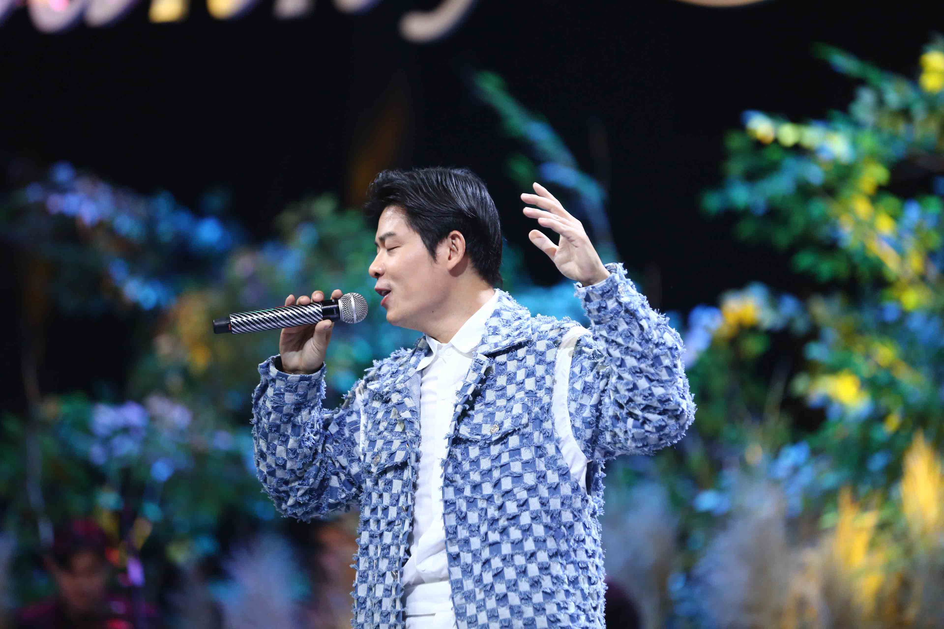 Lần đầu tiên thể hiện ca khúc “Chiếc khăn gió ấm” – một bản hit do chính mình sáng tác, Nguyễn Văn Chung đã mang đến cho khán giả một trải nghiệm vô cùng mới mẻ, thú vị.