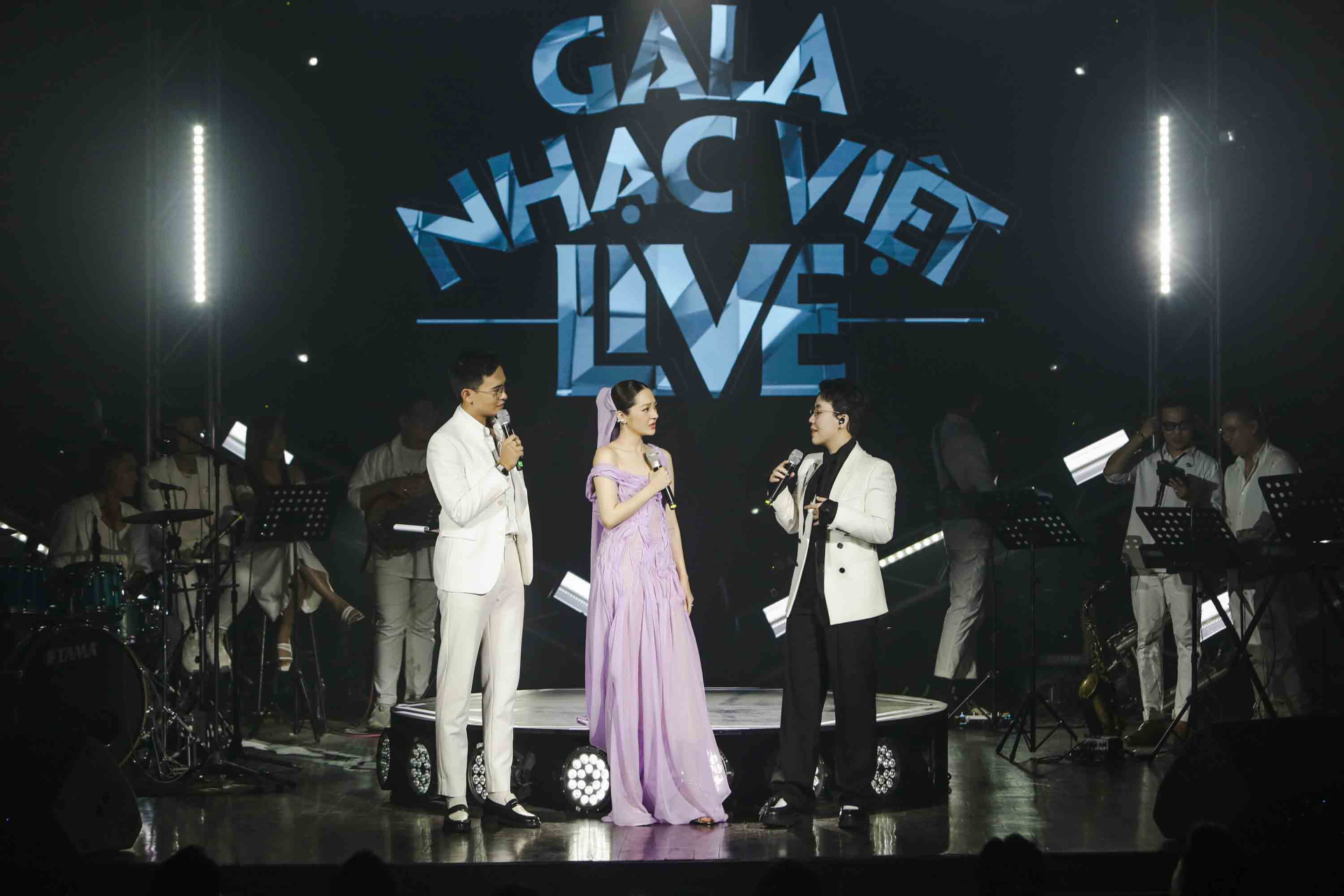 Xuất hiện trong chương trình, nhạc sĩ Kai Đinh không chỉ hát cùng Bảo Anh 3 ca khúc, mà còn chia sẻ nhiều điều về nữ ca sĩ.
