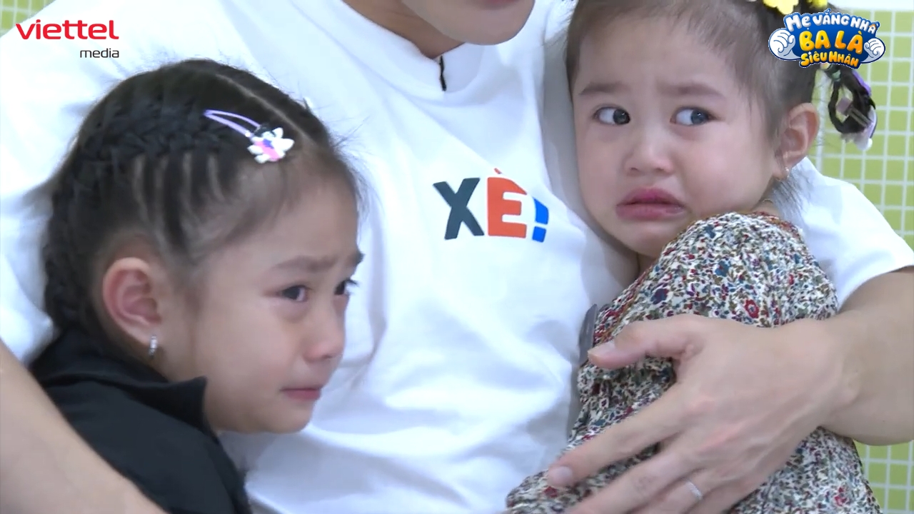 Hai con gái Lê Dương Bảo Lâm bật khóc nức nở vì sợ hãi 