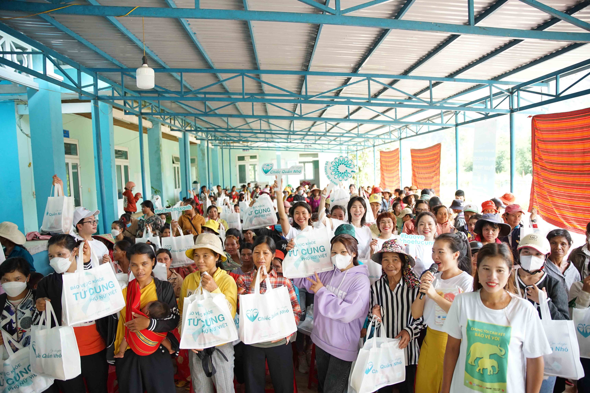 Tổ chức Nơ Xanh - TP.HCM đã có buổi thiện nguyện tại xã Trà Cang, huyện Nam Trà My, tỉnh Quảng Nam
