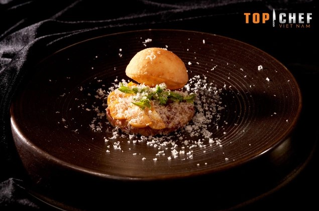 Vịt đồng bào xông khói vị phá lấu’ với thành phần chính là thịt vịt giời tartare (xông khói) do đầu bếp Nguyễn Quốc Trường thực hiện
