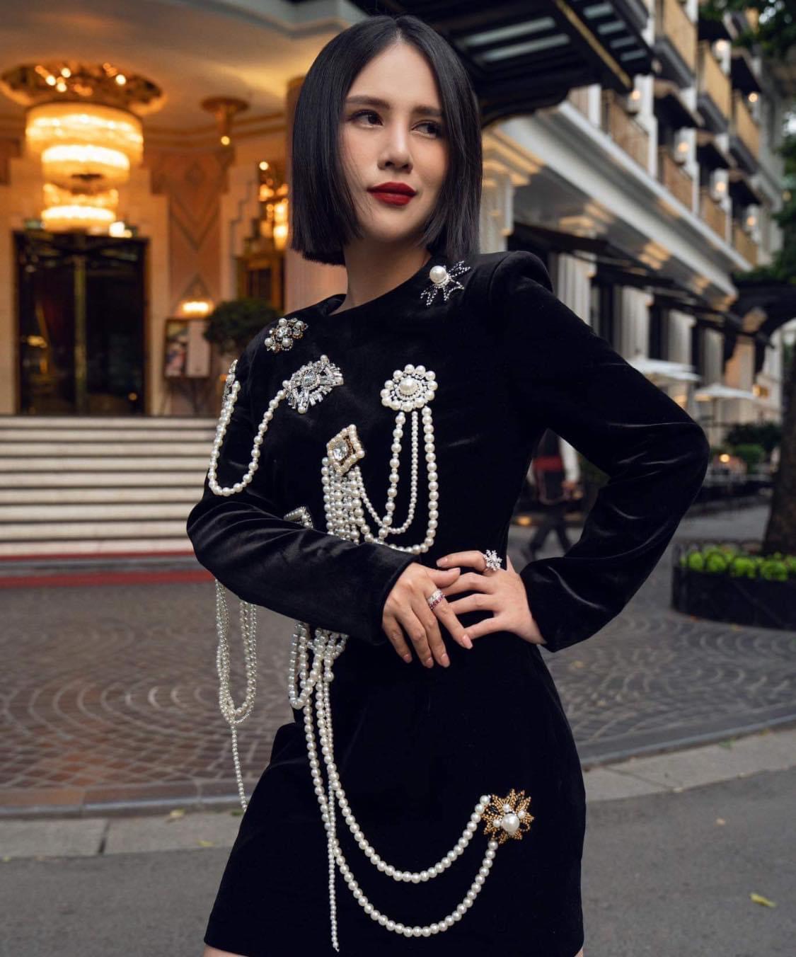 Trước đó, NTK Lê Nguyễn Nhật Linh đã từng đưa BST trang sức độc bản đến thảm đỏ Liên hoan phim Cannes lần thứ 76, là nhà thiết kế kim hoàn người Việt đầu tiên được mời trình diễn bộ sưu tập trang sức tại Tuần lễ thời trang Paris.