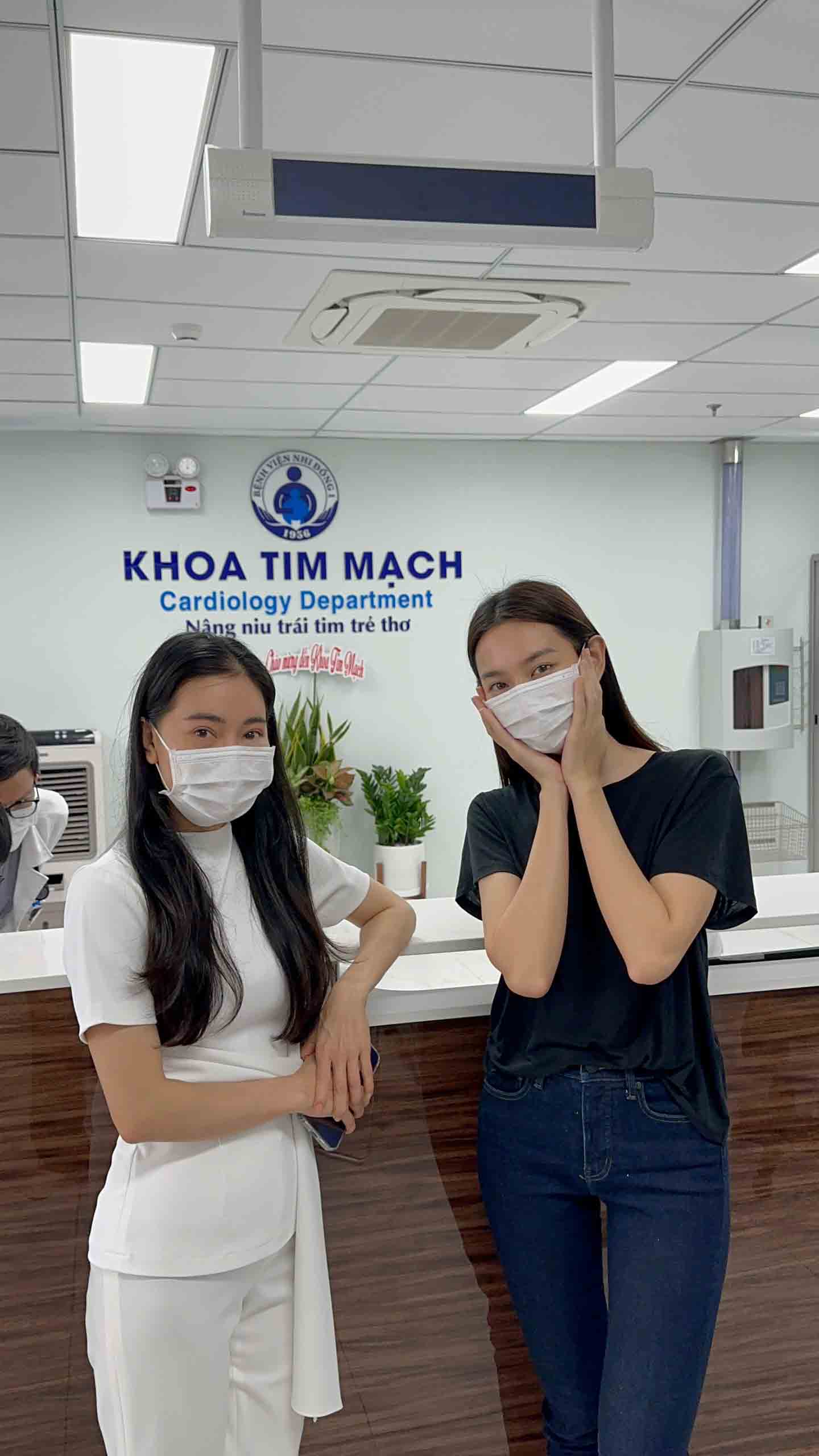 Ngày 13/11 vừa qua, Thùy Tiên cùng bà Phạm Kim Dung đến Bệnh viện Nhi Đồng 1 để ủng hộ 200 triệu đồng tiền viện phí cho 13 bệnh nhân nhi.