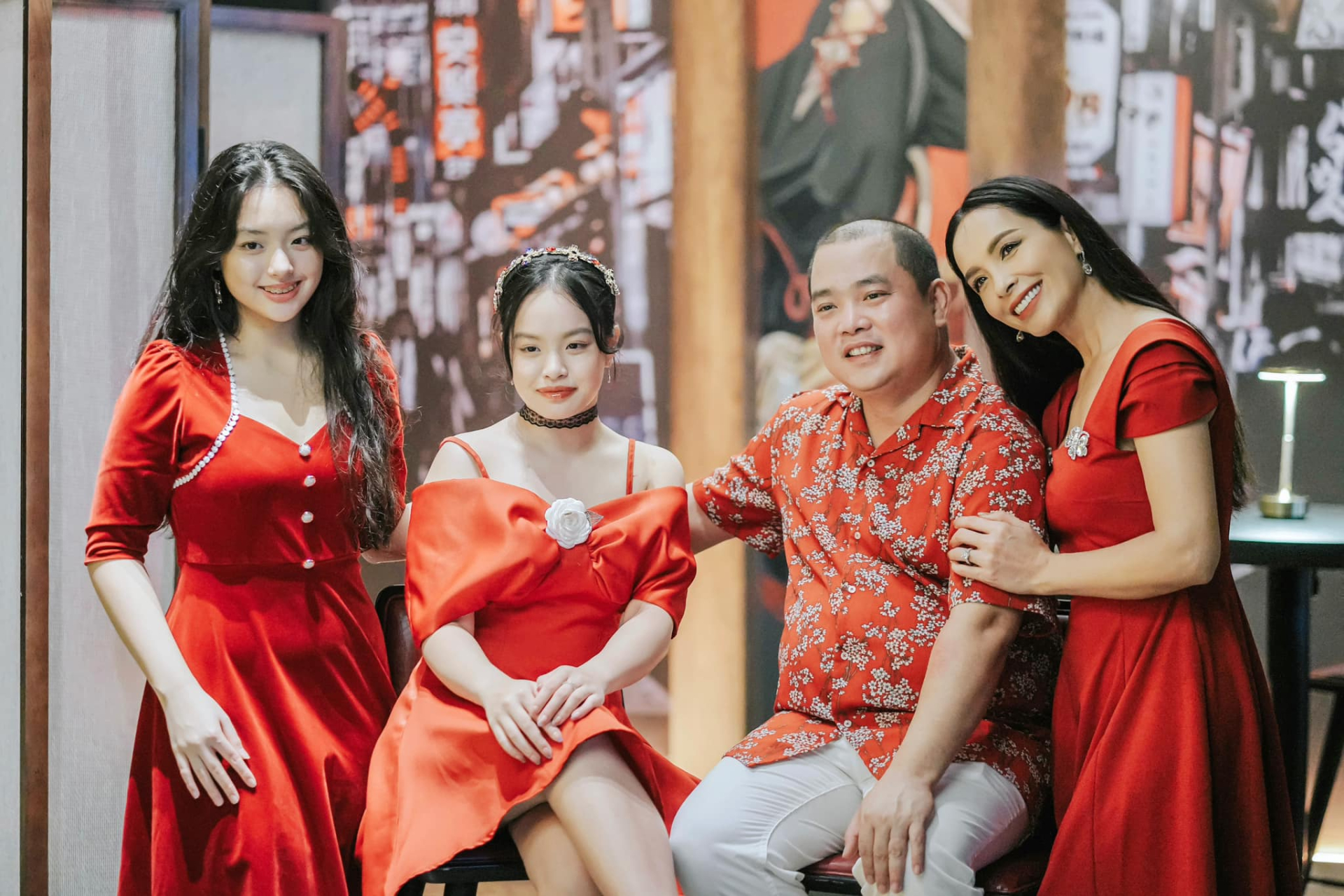 Gia đình cựu người mẫu Thúy Hạnh và 2 cô con gái xinh đẹp. Ảnh: FBNV