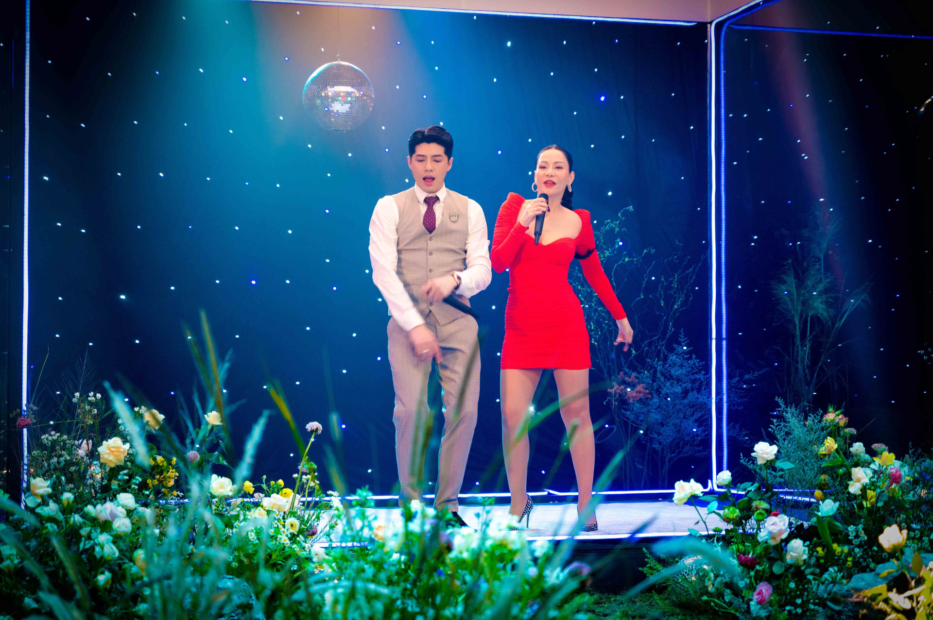 Sau những cuộc trò chuyện thân tình, Thu Minh và Noo Phước Thịnh đến phần âm nhạc của chương trình.