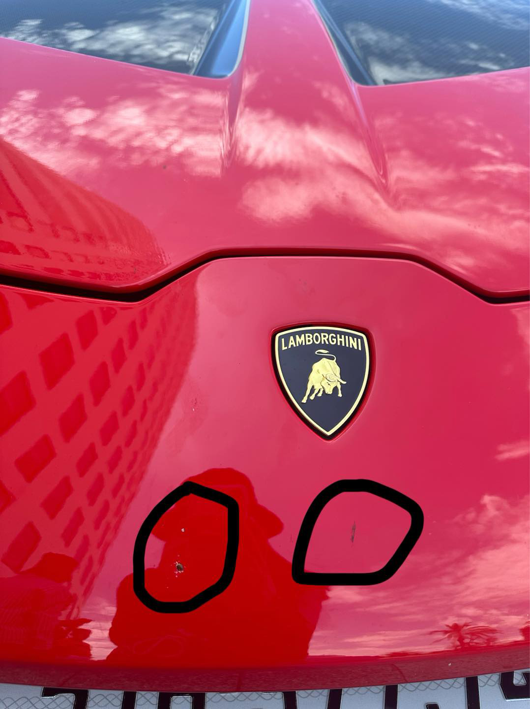 Siêu xe Lamborghini 20 tỷ trầy xước vì người qua đường leo lên chụp ảnh. Ảnh: FBNV