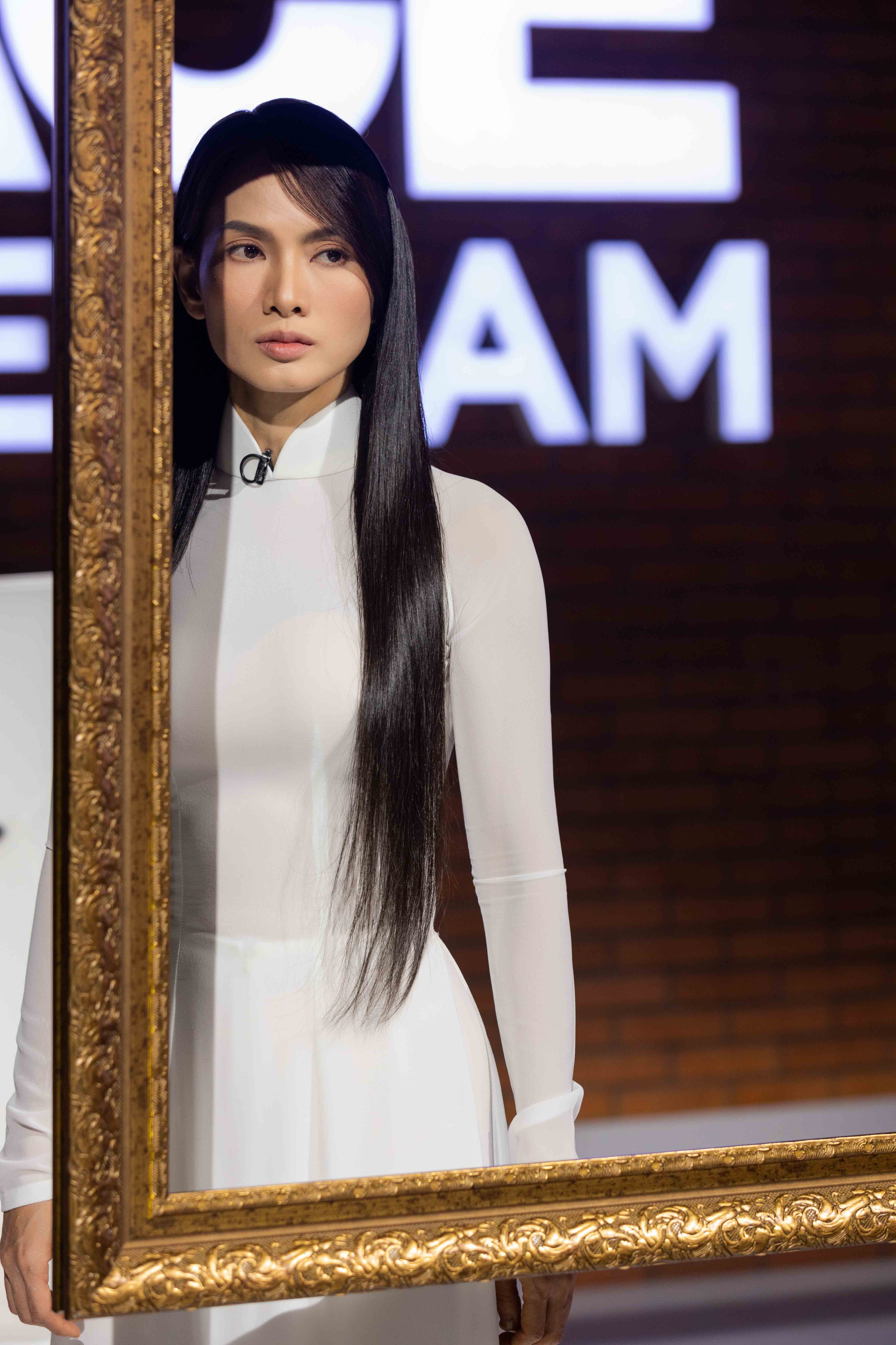 Chỉ với 3 tập phát sóng, Siêu mẫu Anh Thư đã khiến người hâm mộ không khỏi bất ngờ với hình tượng mới mẻ trên cương vị huấn luyện viên The Face Vietnam 2023.