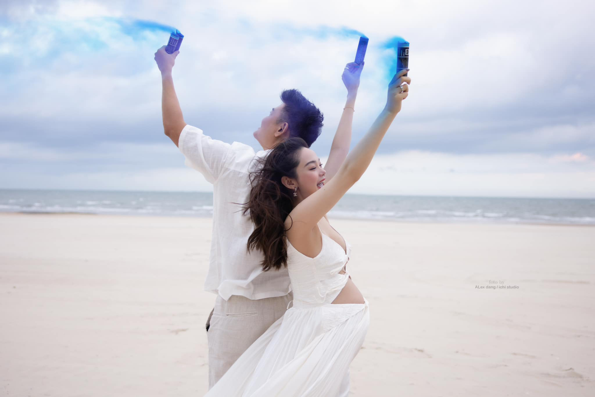 Minh Hằng và ông xã kỉ niệm 1 năm ngày cưới đầy ngọt ngào tại bãi biển. Ảnh: FBNV