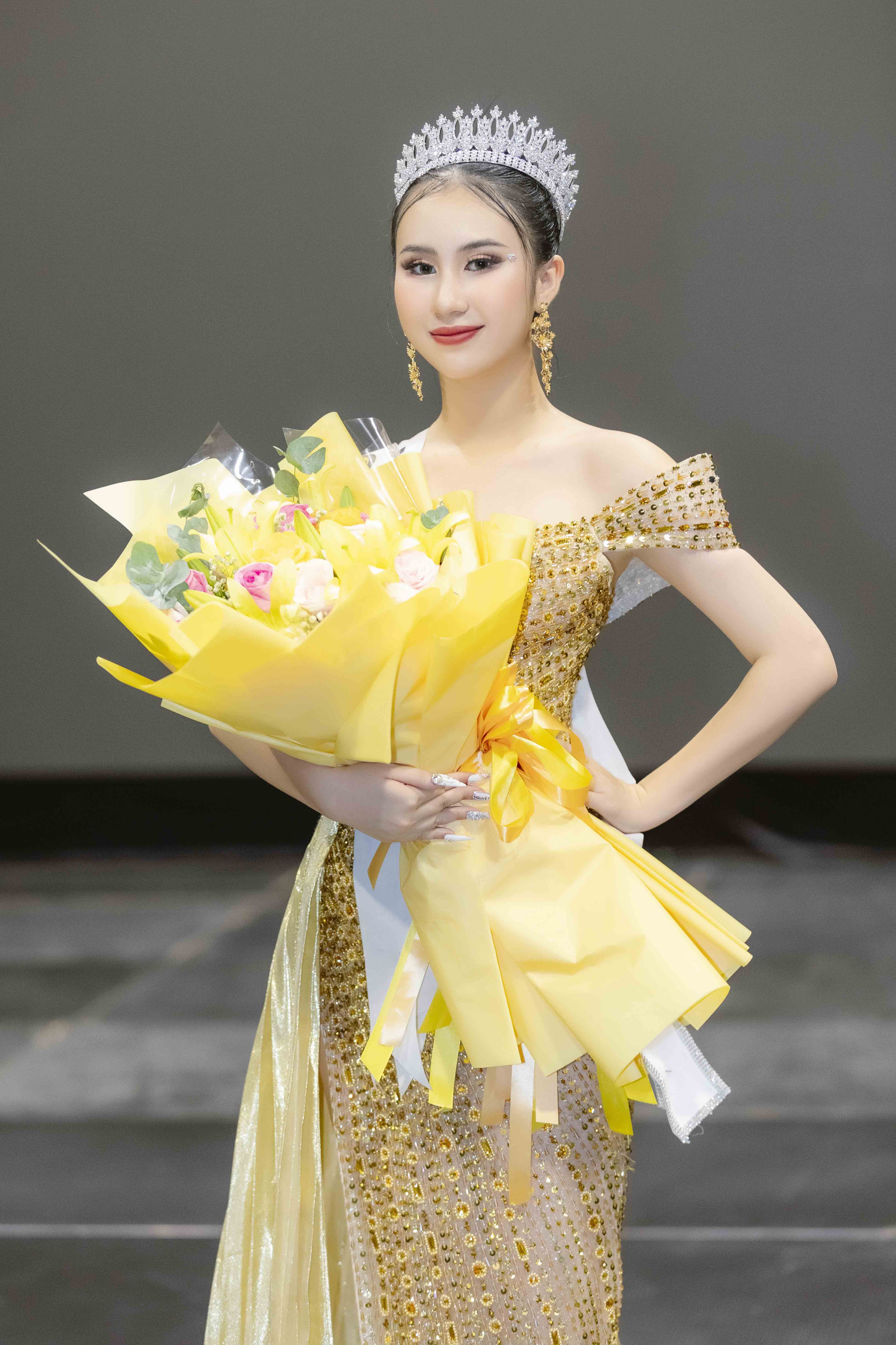Hãnh diện và tự hào vì mình là người con Việt Nam, Nguyễn Trang Nguyệt Minh mang đến Miss Teen Grand International 2023 bộ trang phục dân tộc tiêu biểu tôn vinh nét độc đáo của văn hóa Việt Nam.