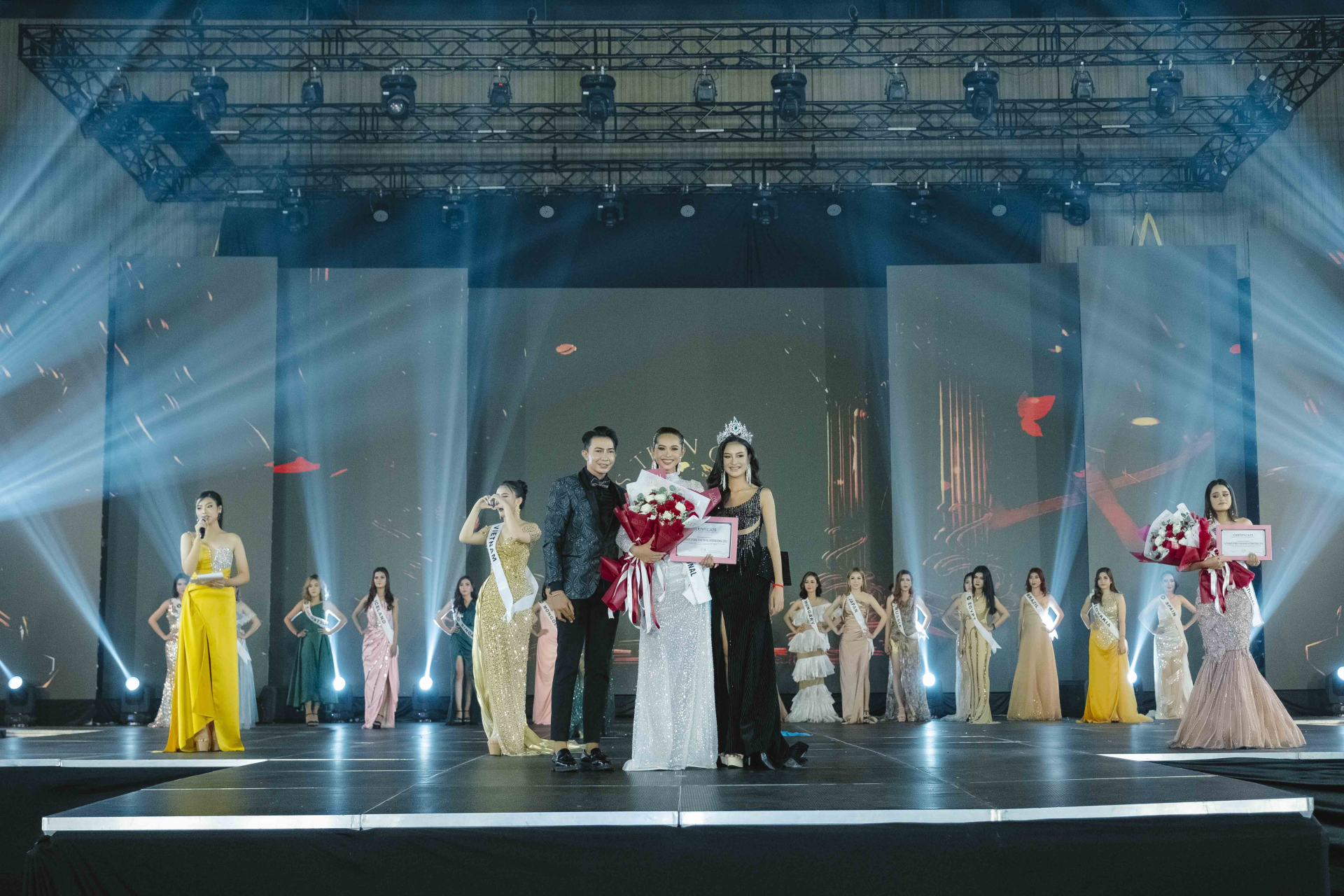 Với sự đầu tư kỹ lưỡng, chuyên nghiệp, đêm chung kết Miss Teen Grand International 2023 tại Campuchia đã khiến gần 1000 khán giả có mặt tại sân khấu hoàn toàn bị chinh phục bởi âm thanh, ánh sáng hiện đại.