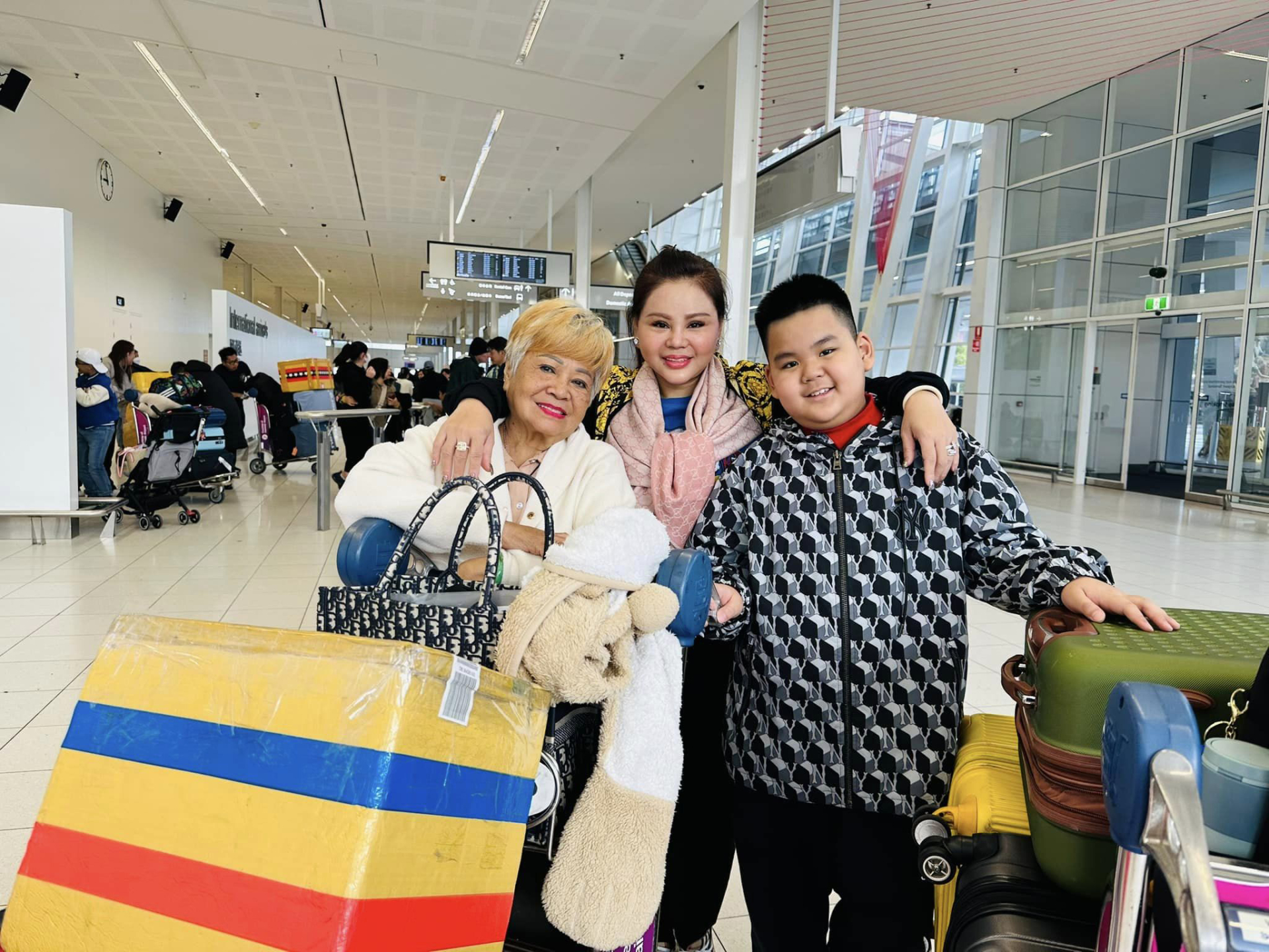 Gia đình Lê Giang có mặt tại Úc an toàn sau nhiều giờ bay. Ảnh: FBNV