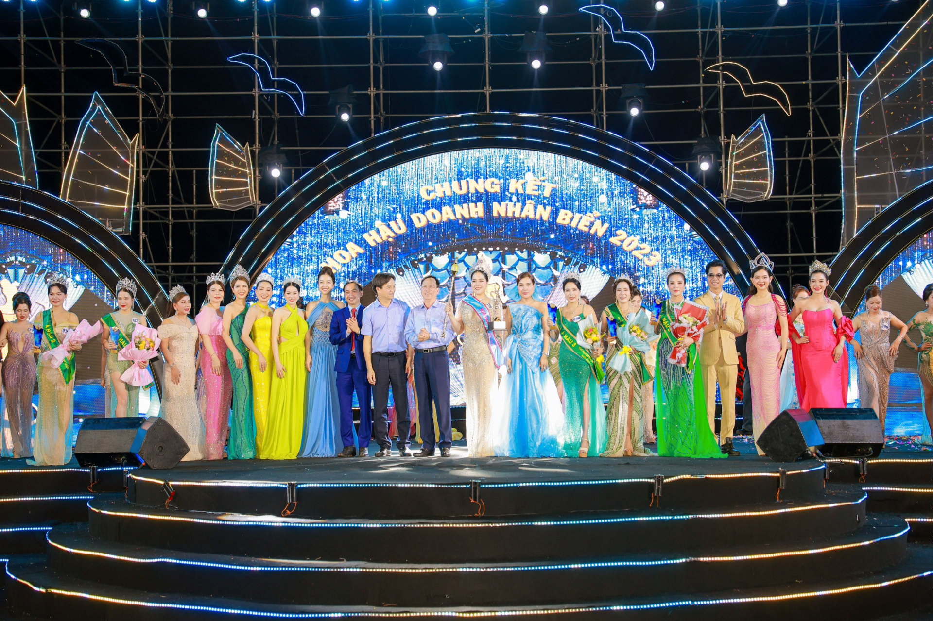 Đăng quang Hoa hậu Doanh nhân Biển 2023, Doanh nhân Trương Thị Tú Anh được trao chiếc vương miện danh giá cùng các vật phẩm như quyền trượng, cúp, sash và hoa đăng quang.