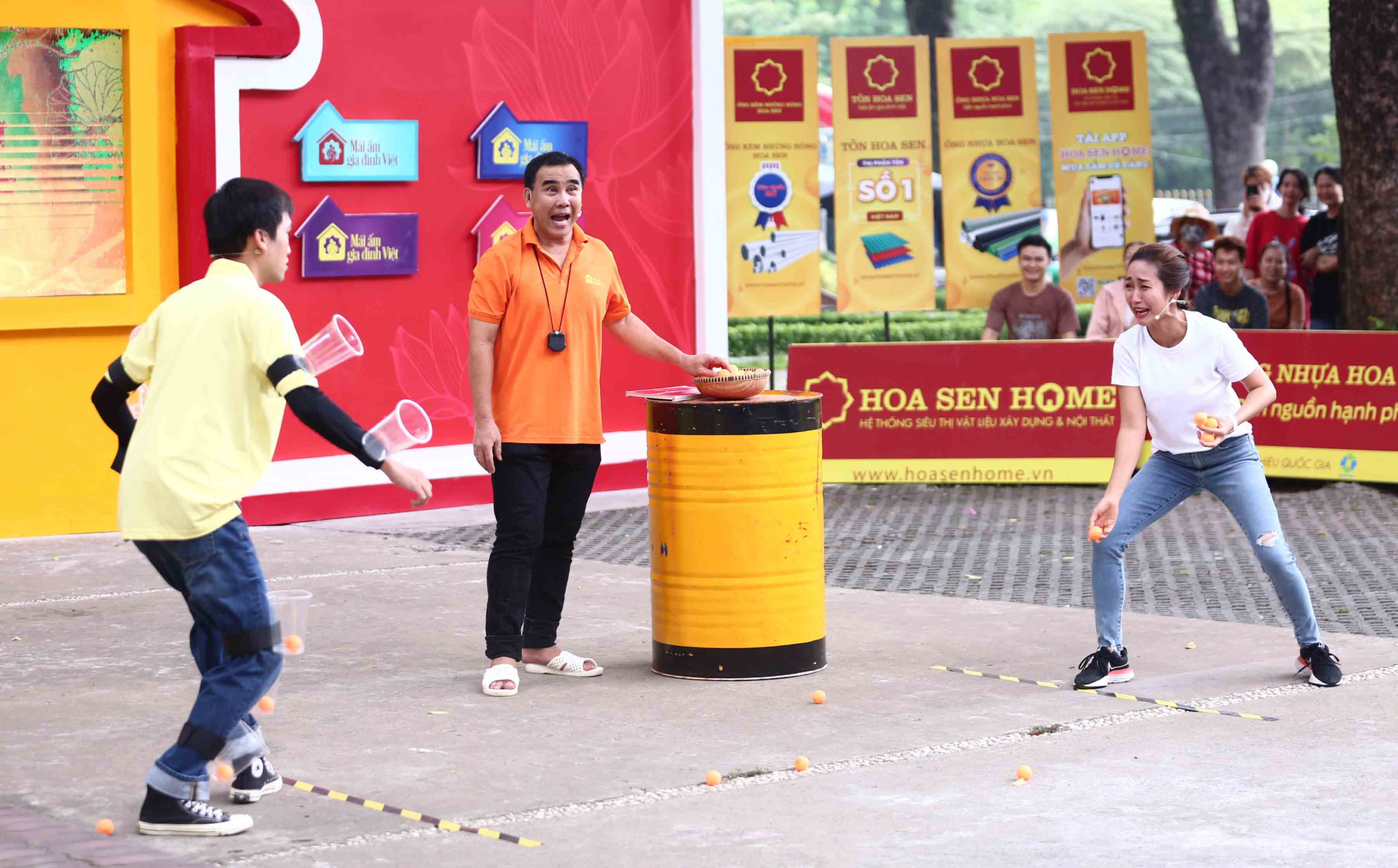 Trong phần thi phụ đầu tiên, Ốc Thanh Vân phải ném 8 quả bóng bàn vào 8 chiếc ly nhựa gắn trên người Xuân Nghị.